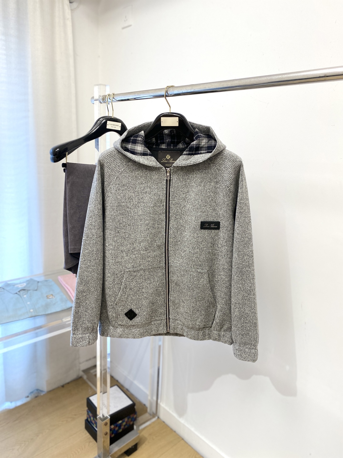 NO:597768,LP, 2025 new jacket, fashionable and handsome, simple and versatile, hardware decorated with letter logo on the chest, customized original fabric, not only stiff and keeping the trendy silhouette, but also comfortable to wear, more delicate yarn weaving, size M-3XL,,loro piana,jackets & coats,jackets & coats,alexander wang19860909LP、2025新品夹克外套,时尚帅气,简约百搭款,胸前五金装饰字母logo,定制原版面料,不仅挺括,保持潮流的廓形,又穿着舒适,纱织更细腻,码数M-3XL,,loro piana,jackets & coats,jackets & coats,alexander wang,Men's clothing