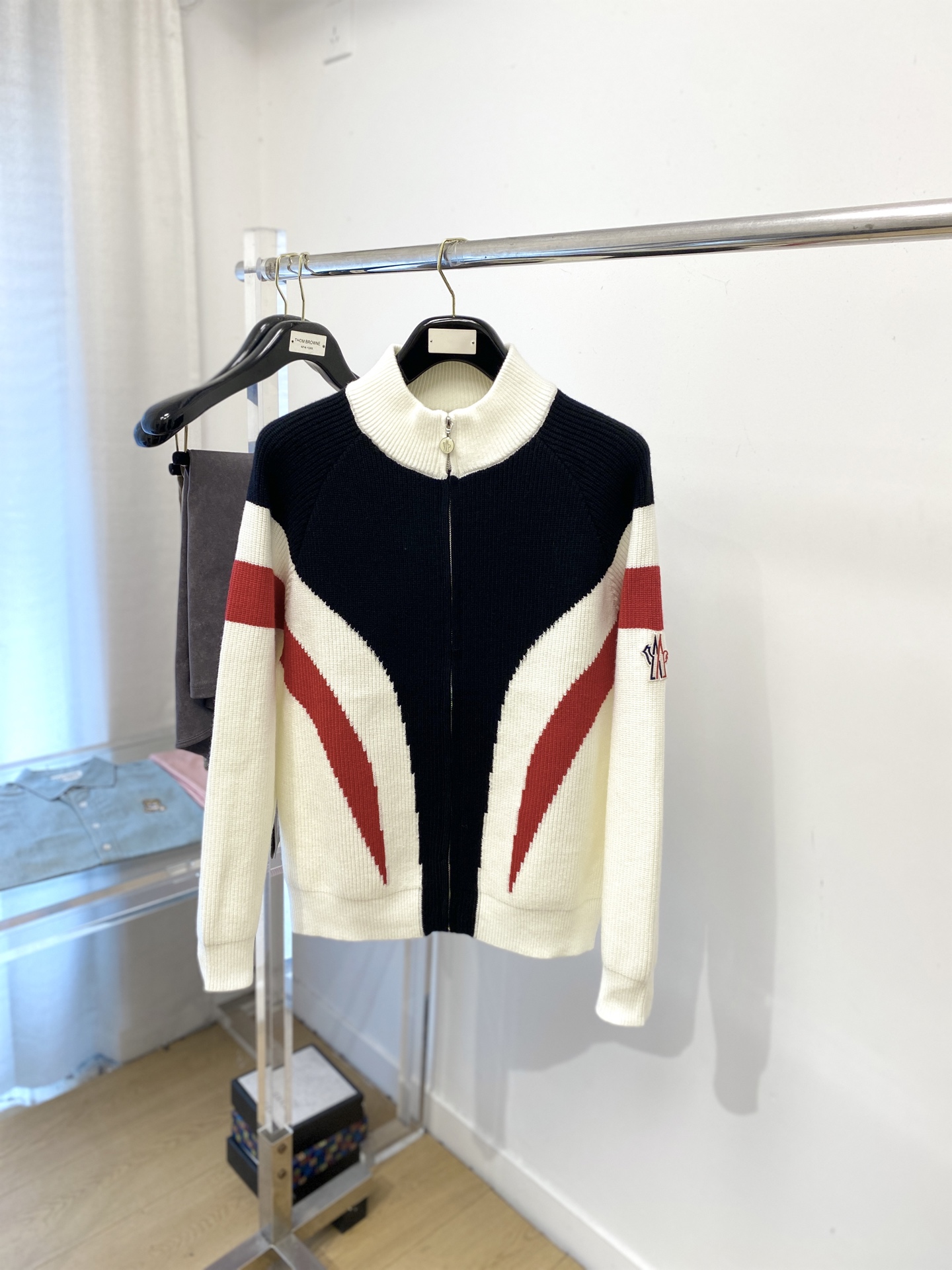 NO:606658,Meng Mouth, 2025 new wool knitted jacket has a delicate and soft feel, which can be directly in contact with the skin, allowing the warm yarn to change into a delicate texture. The top-notch craftsmanship is very distinctive and colorful, and the style is simple, elegant and exquisite. The three-dimensional tailoring design makes the entire sweater upper body full of youthful vitality and vitality. It is recommended to be a must-have for autumn and winter. Sizes M-3XL, Moncler, jackets & coats, sweaters, alexander wang19860909蒙口、2025新品羊毛针织外套 具有手感细腻柔软,可直接与肌肤接触,让暖心的纱线变化出细腻的质感,顶级工艺极具特色出彩,款式简约大方精美 立体剪裁的版型设计,让整款毛衣上身尽显青春活力和朝气,推荐款秋冬季穿搭必备.尺码M-3XL,,Moncler,jackets & coats,sweaters,alexander wang,Men's clothing