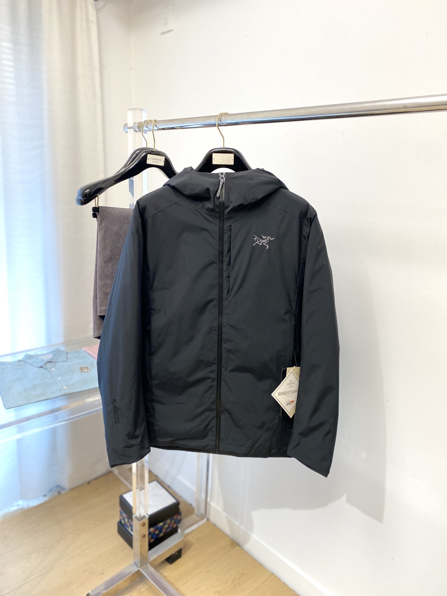 NO:613710,Arc'teryx, the latest 2025 men's lightweight down jacket, the fabric is soft and comfortable.  The upper body shape is awesome.  zipper.  The accessories are all custom-supplied and imported fabrics, which are light and comfortable, warm and stylish, simple and elegant!  Lightweight and warm, the best choice to keep out the cold in autumn and winter. Size M-3XL,,loro pianaarc'teryx,jackets & coats,jackets & coats,down jacket,alexander wang19860909始祖鸟、2025最新款男士轻薄羽绒夹克外套、面料柔软舒适 ．上身版型超赞 ．拉链．辅料都是客供 、进口面料,轻便舒适,保暖有型、简单大方款式！轻便保暖、秋冬御寒的最佳选择 码数M-3XL,,loro pianaarc'teryx,jackets & coats,jackets & coats,down jacket,alexander wang,Men's clothing