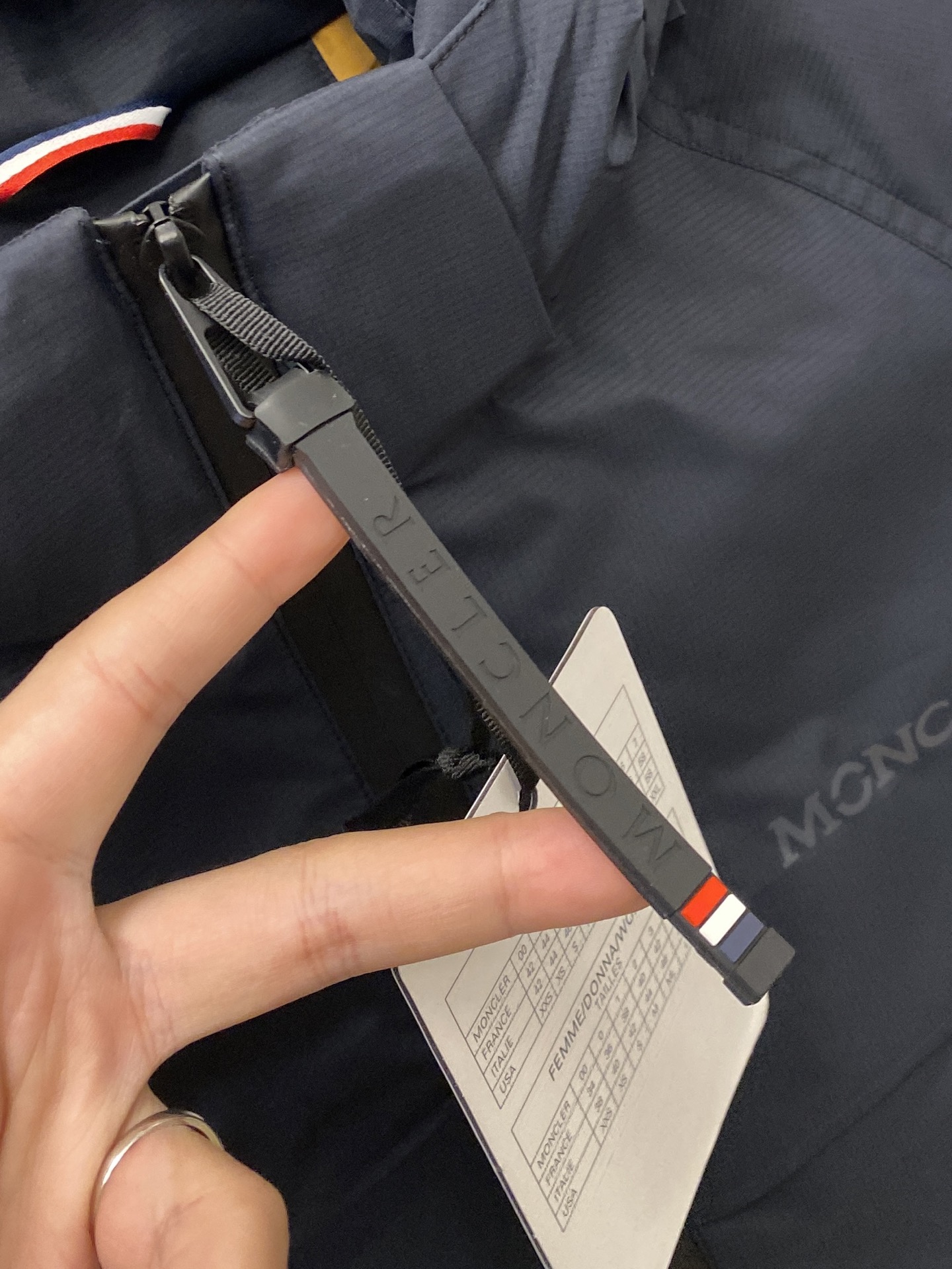 蒙口、2025最新款男士轻薄羽绒夹克外套、面料柔软舒适 ．上身版型超赞 ．拉链．辅料都是客供 、进口面料