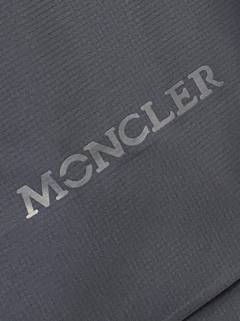 蒙口、2025最新款男士轻薄羽绒夹克外套、面料柔软舒适 ．上身版型超赞 ．拉链．辅料都是客供 、进口面料