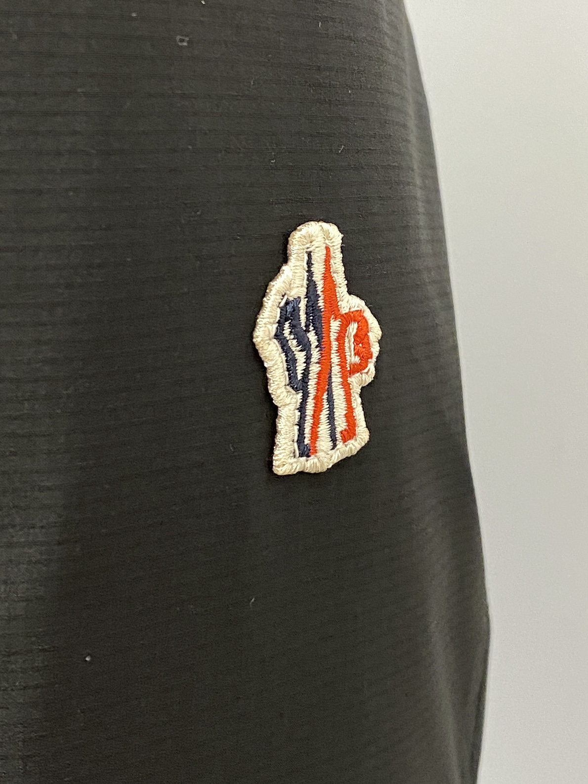 蒙口、2025最新款男士轻薄羽绒夹克外套、面料柔软舒适 ．上身版型超赞 ．拉链．辅料都是客供 、进口面料