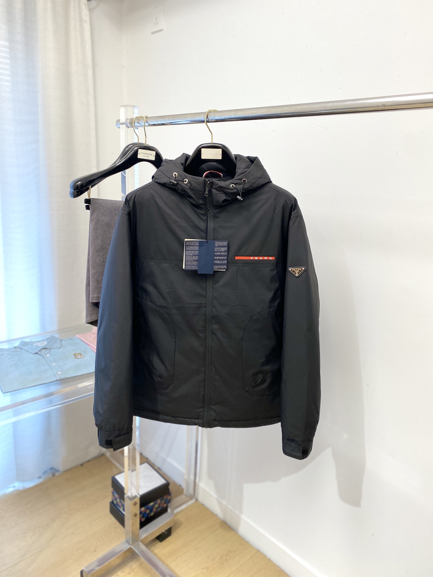 NO:661706,Prada, the latest 2025 men's lightweight down jacket, the fabric is soft and comfortable.  The upper body shape is awesome.  zipper.  The accessories are all custom-supplied and imported fabrics, which are light and comfortable, warm and stylish, simple and elegant!  Lightweight and warm, the best choice to keep out the cold in autumn and winter. Size M-3XL,,prada,jackets & coats,jackets & coats,down jacket, 19860909普拉达、2025最新款男士轻薄羽绒夹克外套、面料柔软舒适 ．上身版型超赞 ．拉链．辅料都是客供 、进口面料,轻便舒适,保暖有型、简单大方款式！轻便保暖、秋冬御寒的最佳选择 码数M-3XL,,prada,jackets & coats,jackets & coats,down jacket, ,Men's clothing