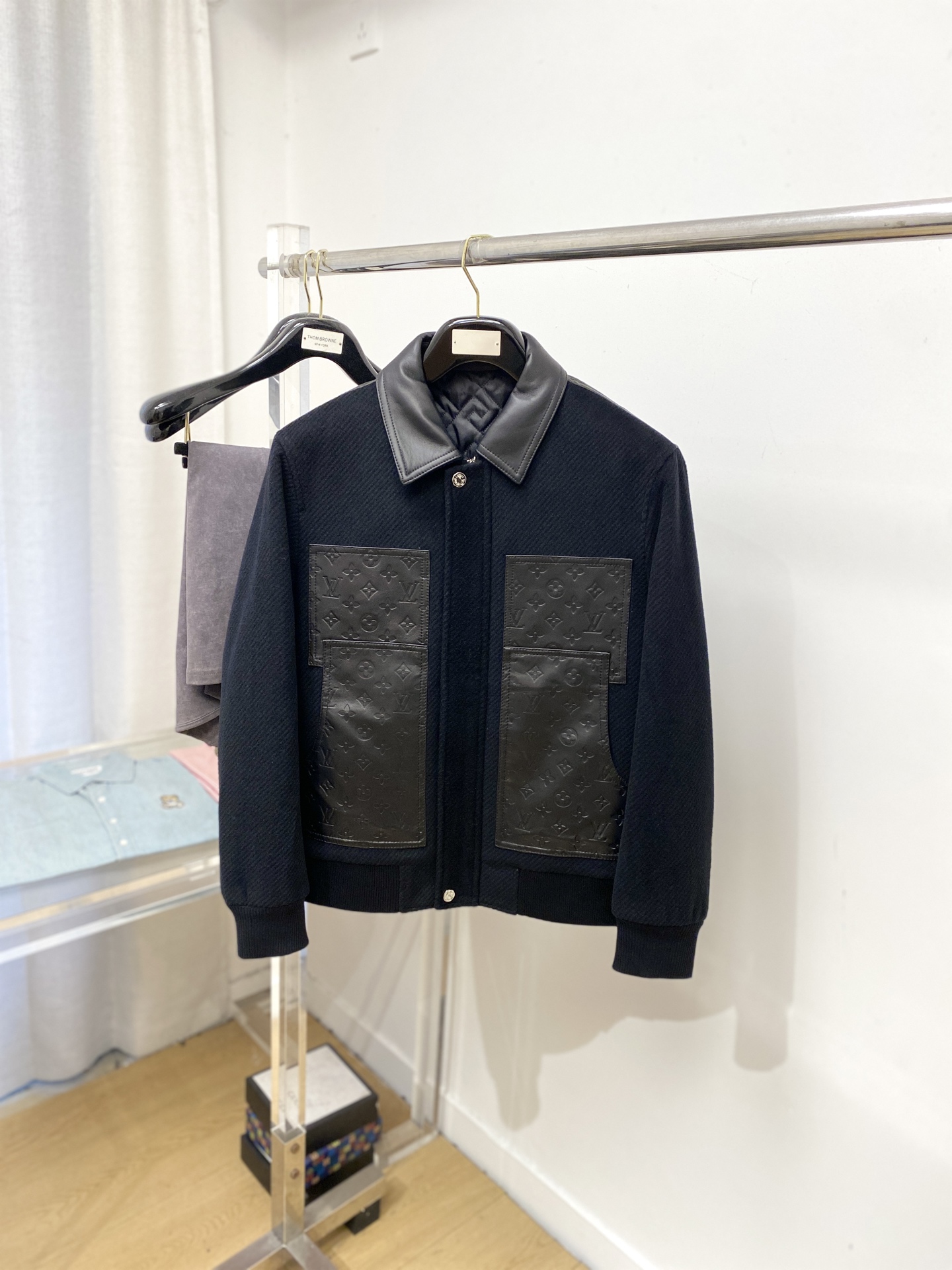 NO:606654,Louis Vuitton, 2025 new PU leather patchwork jacket, fashionable and handsome, simple and versatile, original hardware accessories logo, customized original fabric, not only crisp and trendy silhouette, but also comfortable to wear, more delicate yarn weaving, code size M-3XL,, louis vuitton, jackets & coats, jackets & coats, alexander wang19860909路易威登、 2025新品pu皮拼接夹克外套,时尚帅气,简约百搭款,原版五金辅料logo,定制原版面料,不仅挺括,保持潮流的廓形,又穿着舒适,纱织更细腻,码数M-3XL,,louis vuitton,jackets & coats,jackets & coats,alexander wang,Men's clothing