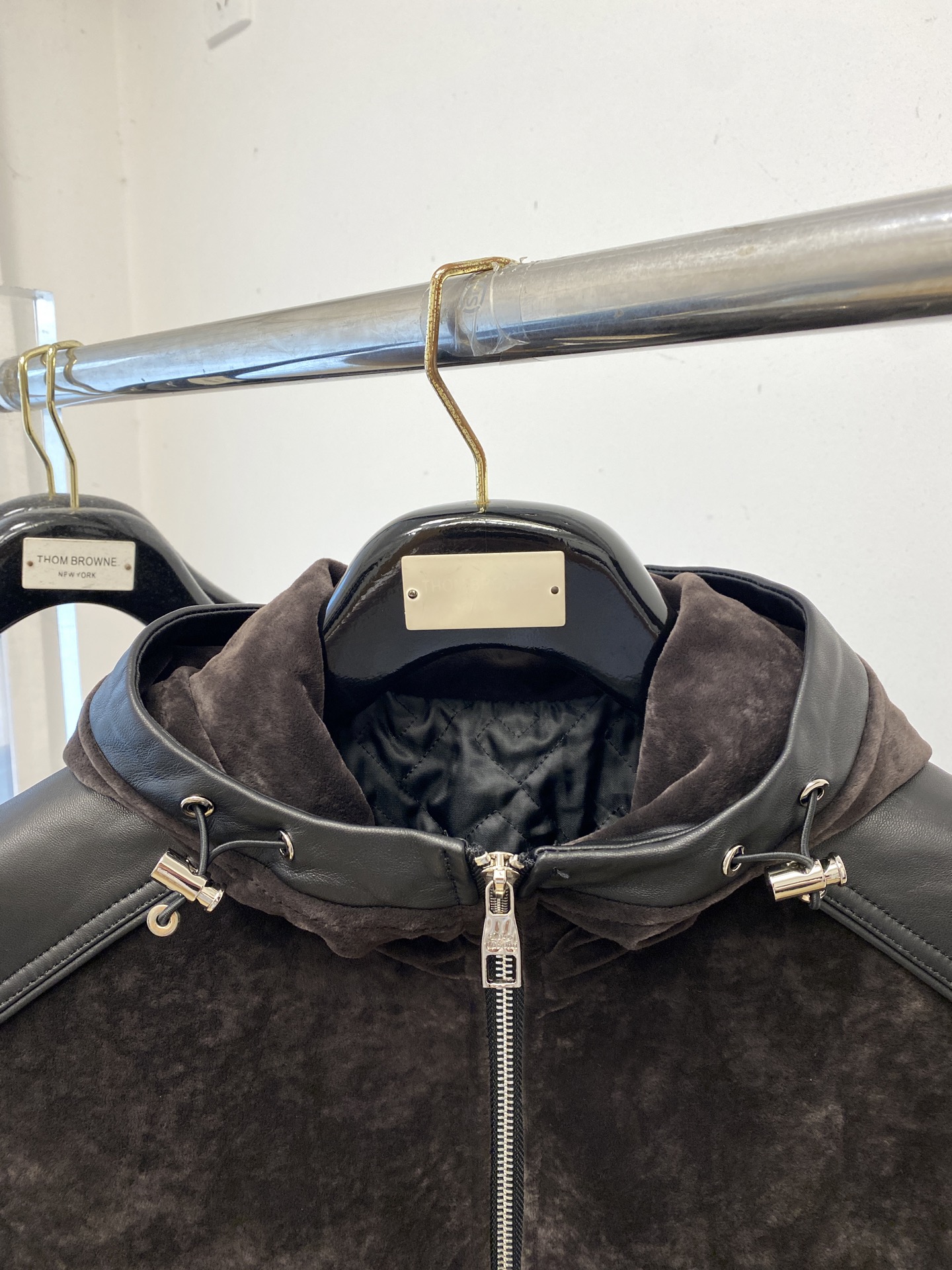 路易威登、 2025新品PU皮拼接夹克外套，时尚帅气，简约百搭款，胸前刺绣装饰字母logo，定制原版面料