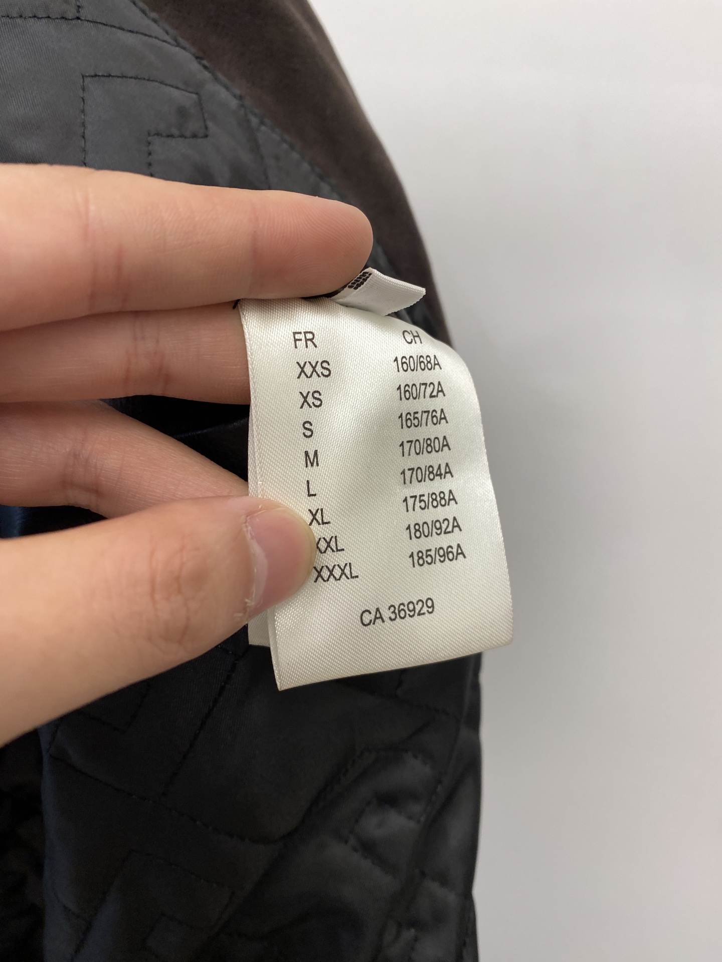 路易威登、 2025新品PU皮拼接夹克外套，时尚帅气，简约百搭款，胸前刺绣装饰字母logo，定制原版面料