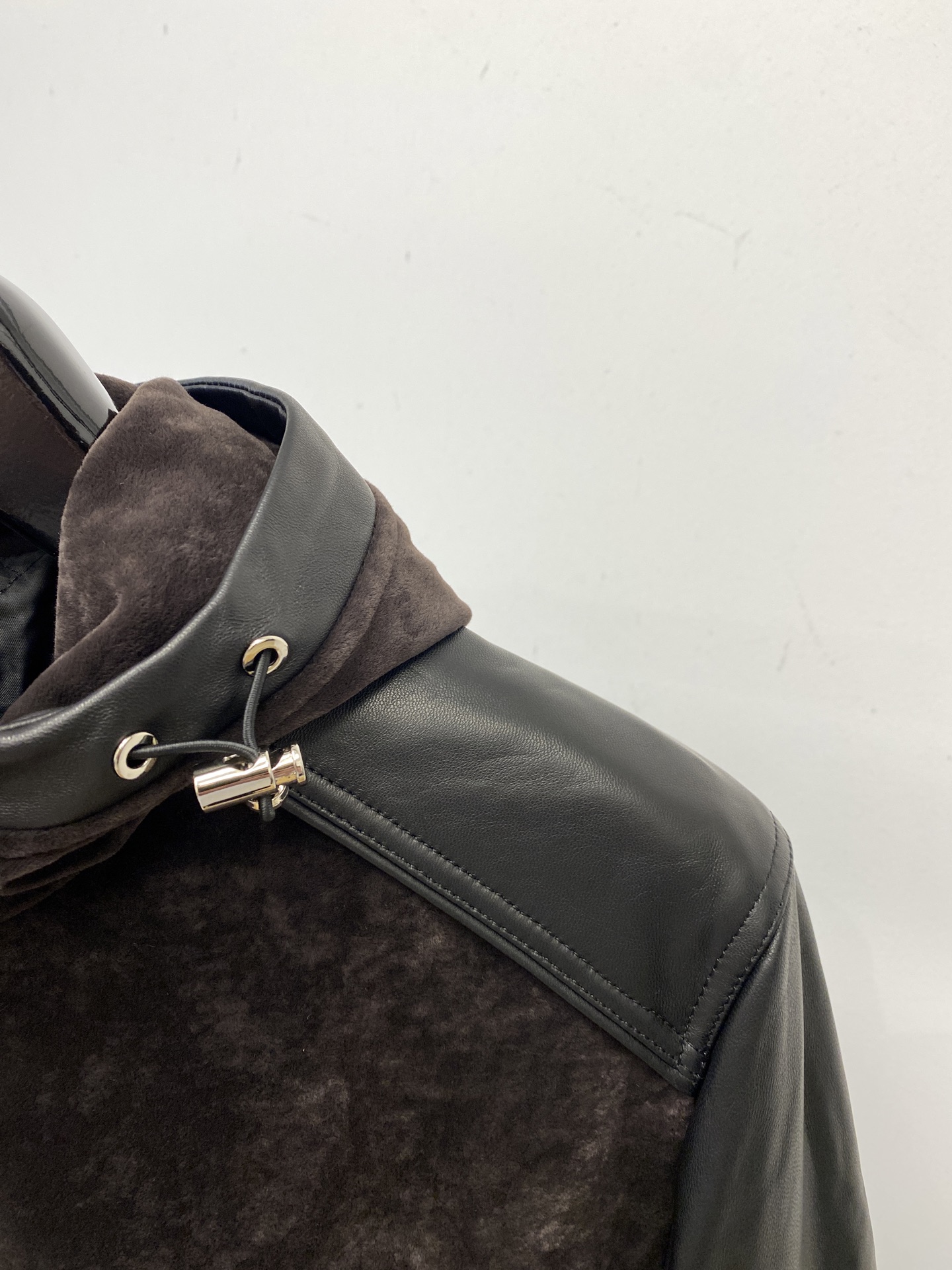 路易威登、 2025新品PU皮拼接夹克外套，时尚帅气，简约百搭款，胸前刺绣装饰字母logo，定制原版面料