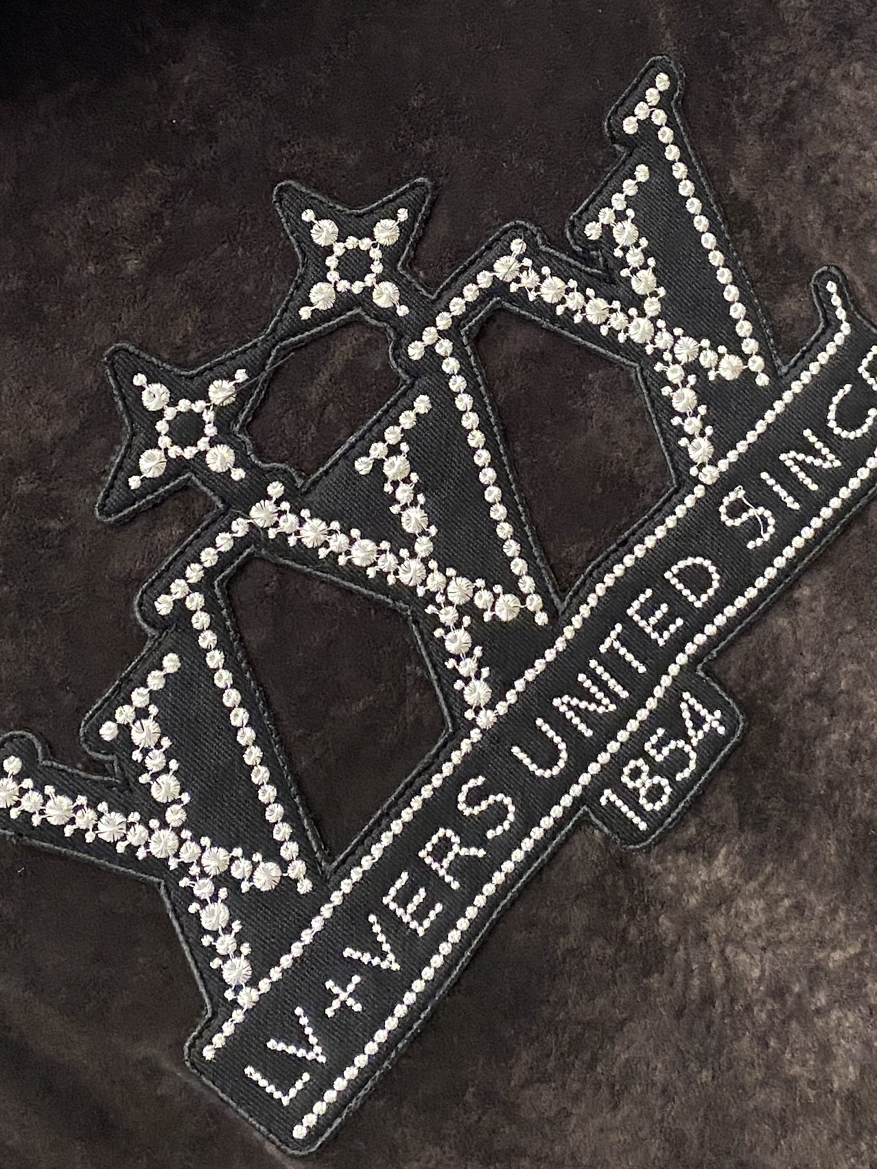 路易威登、 2025新品PU皮拼接夹克外套，时尚帅气，简约百搭款，胸前刺绣装饰字母logo，定制原版面料