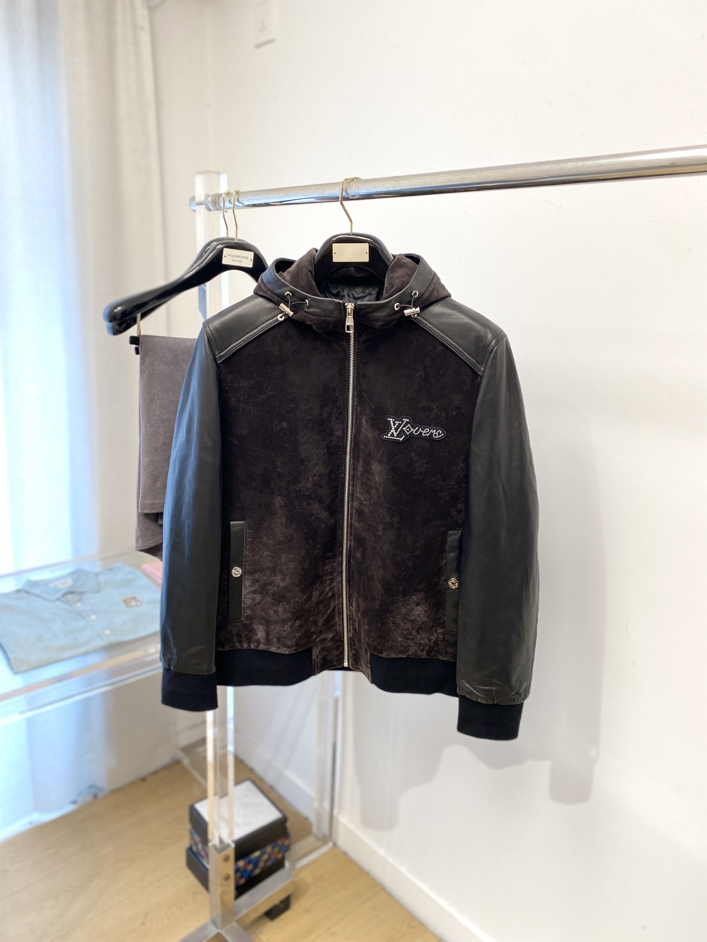 路易威登、 2025新品PU皮拼接夹克外套，时尚帅气，简约百搭款，胸前刺绣装饰字母logo，定制原版面料