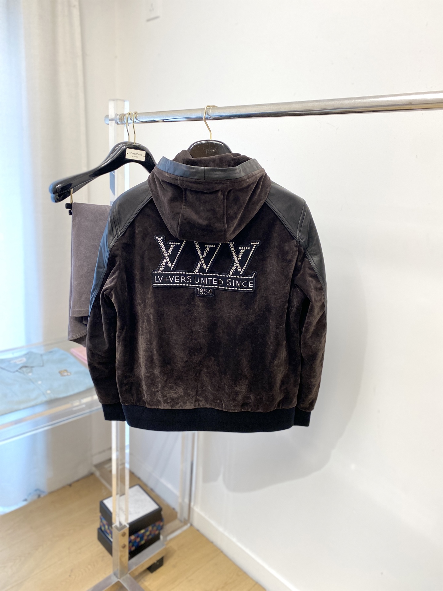 路易威登、 2025新品PU皮拼接夹克外套，时尚帅气，简约百搭款，胸前刺绣装饰字母logo，定制原版面料