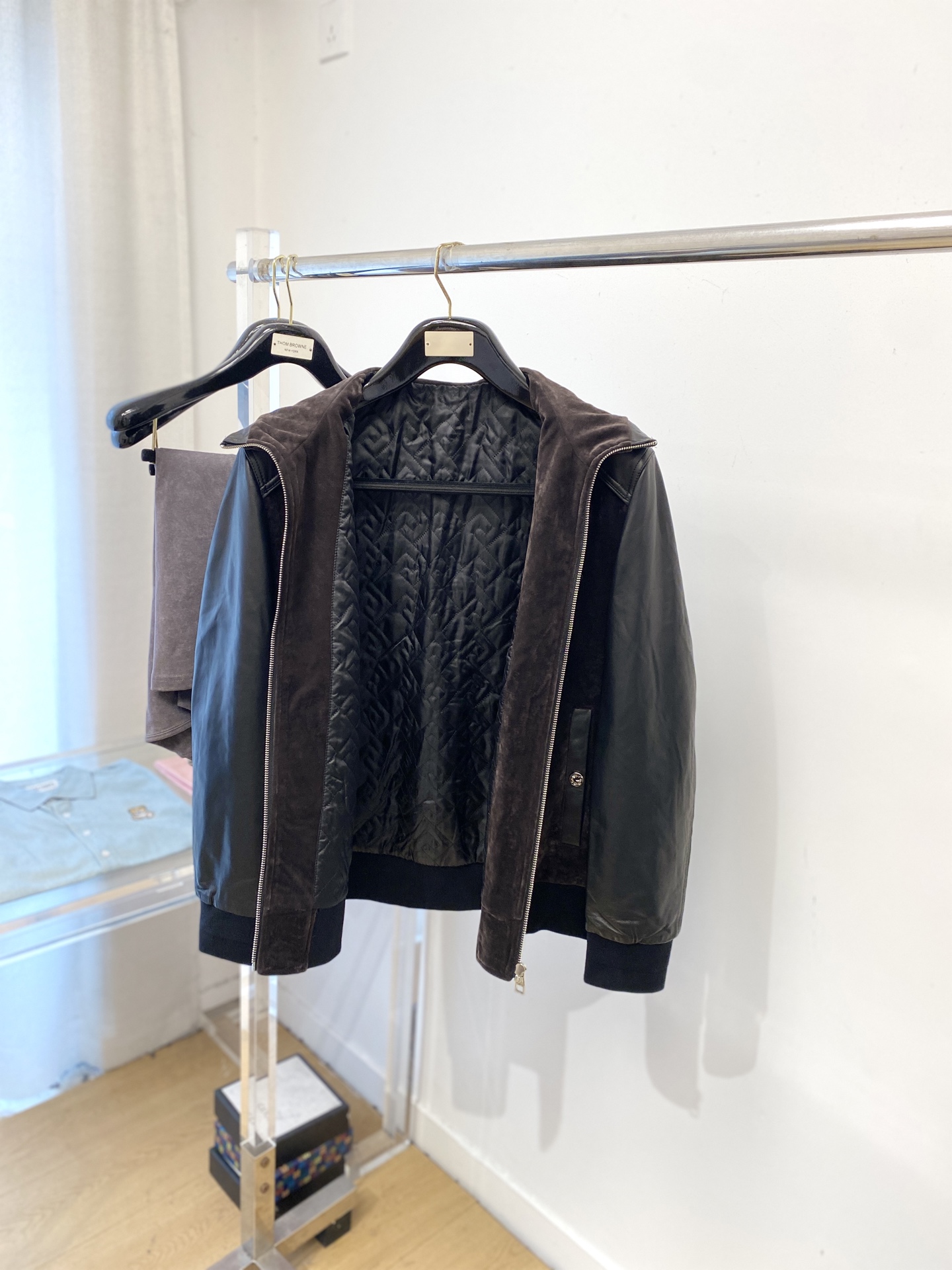 路易威登、 2025新品PU皮拼接夹克外套，时尚帅气，简约百搭款，胸前刺绣装饰字母logo，定制原版面料