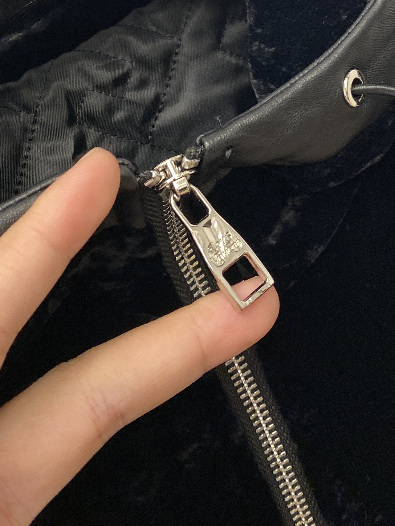 路易威登、 2025新品PU皮拼接夹克外套，时尚帅气，简约百搭款，胸前刺绣装饰字母logo，定制原版面料