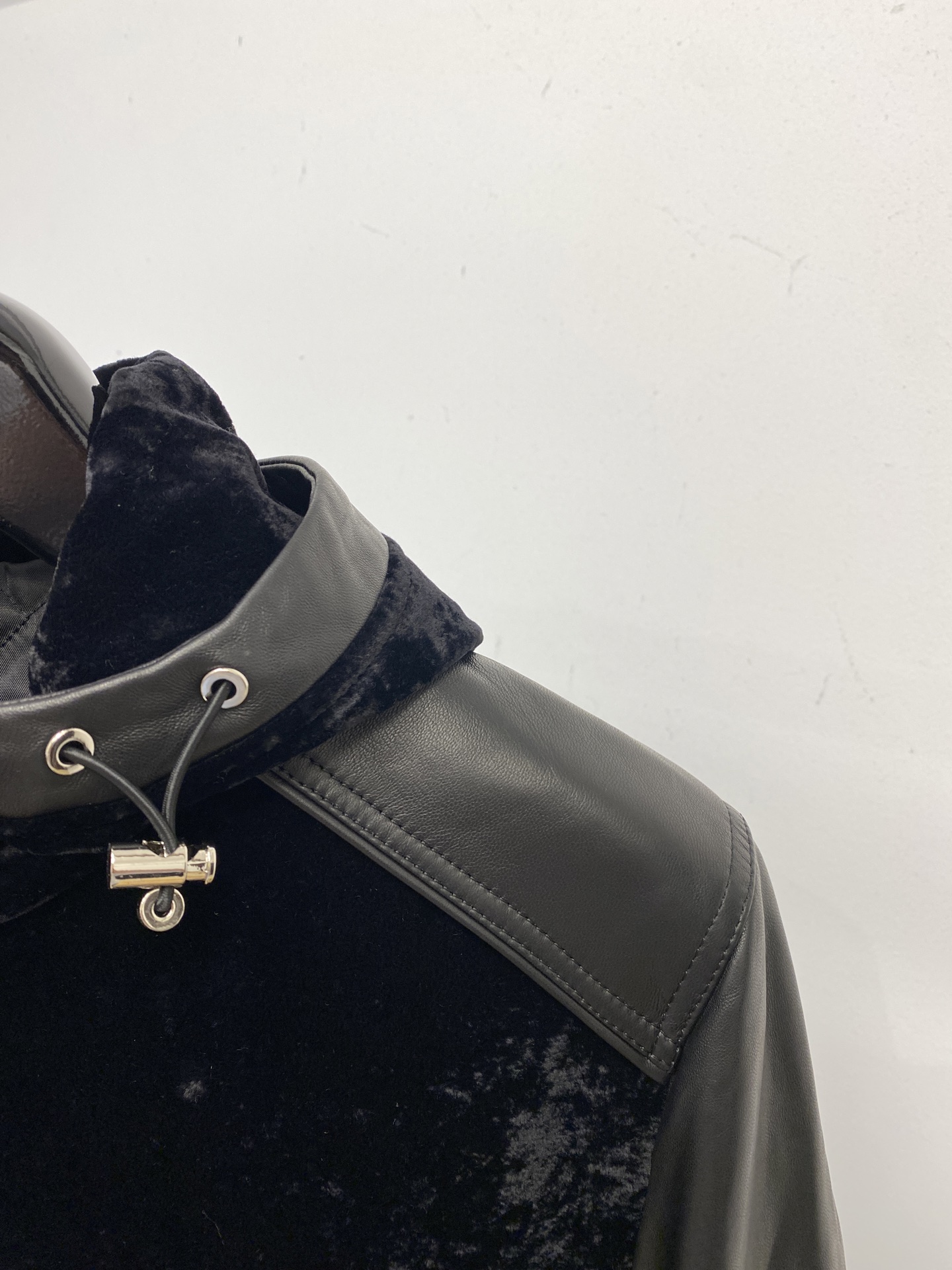 路易威登、 2025新品PU皮拼接夹克外套，时尚帅气，简约百搭款，胸前刺绣装饰字母logo，定制原版面料