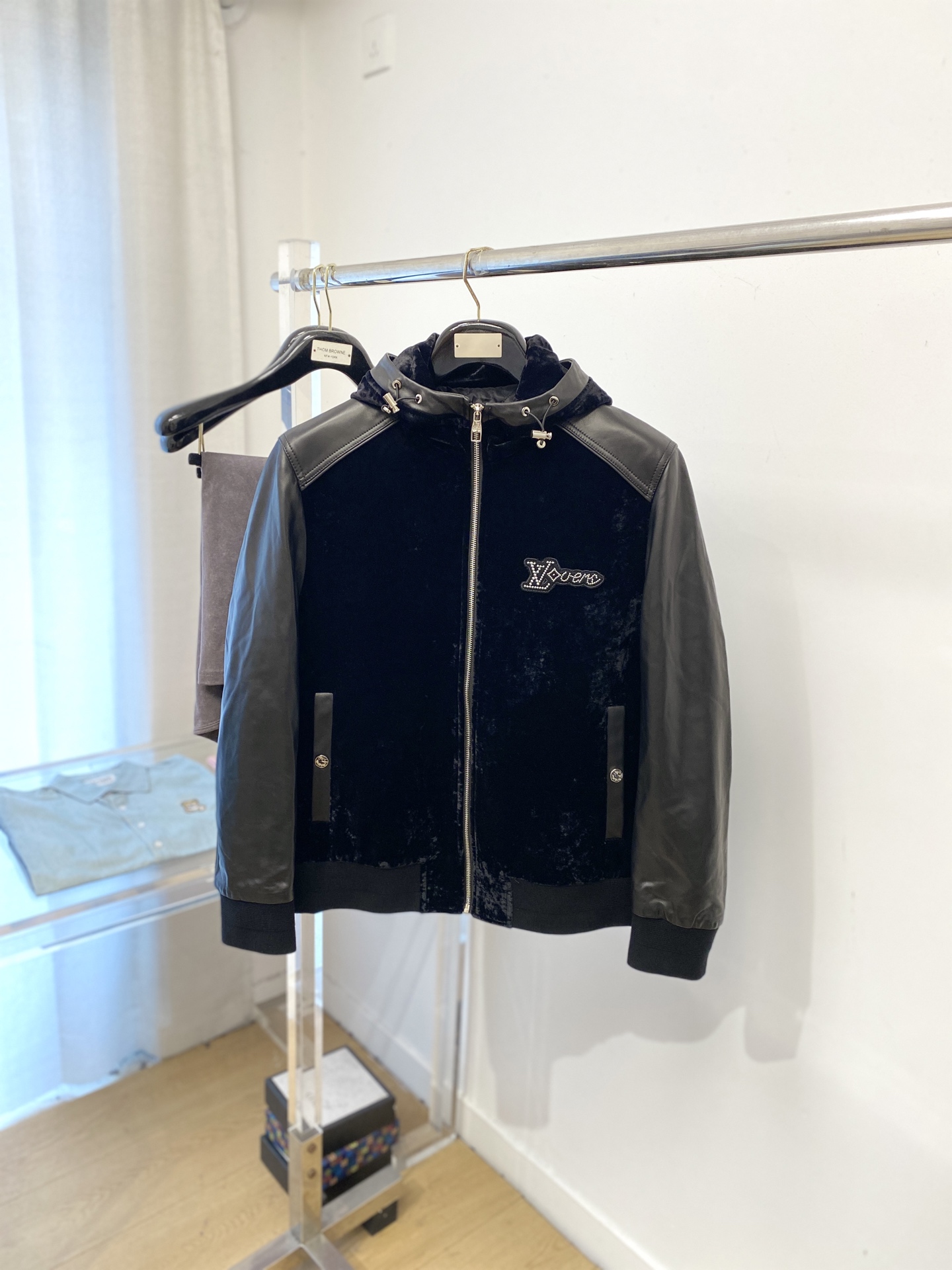 路易威登、 2025新品PU皮拼接夹克外套，时尚帅气，简约百搭款，胸前刺绣装饰字母logo，定制原版面料