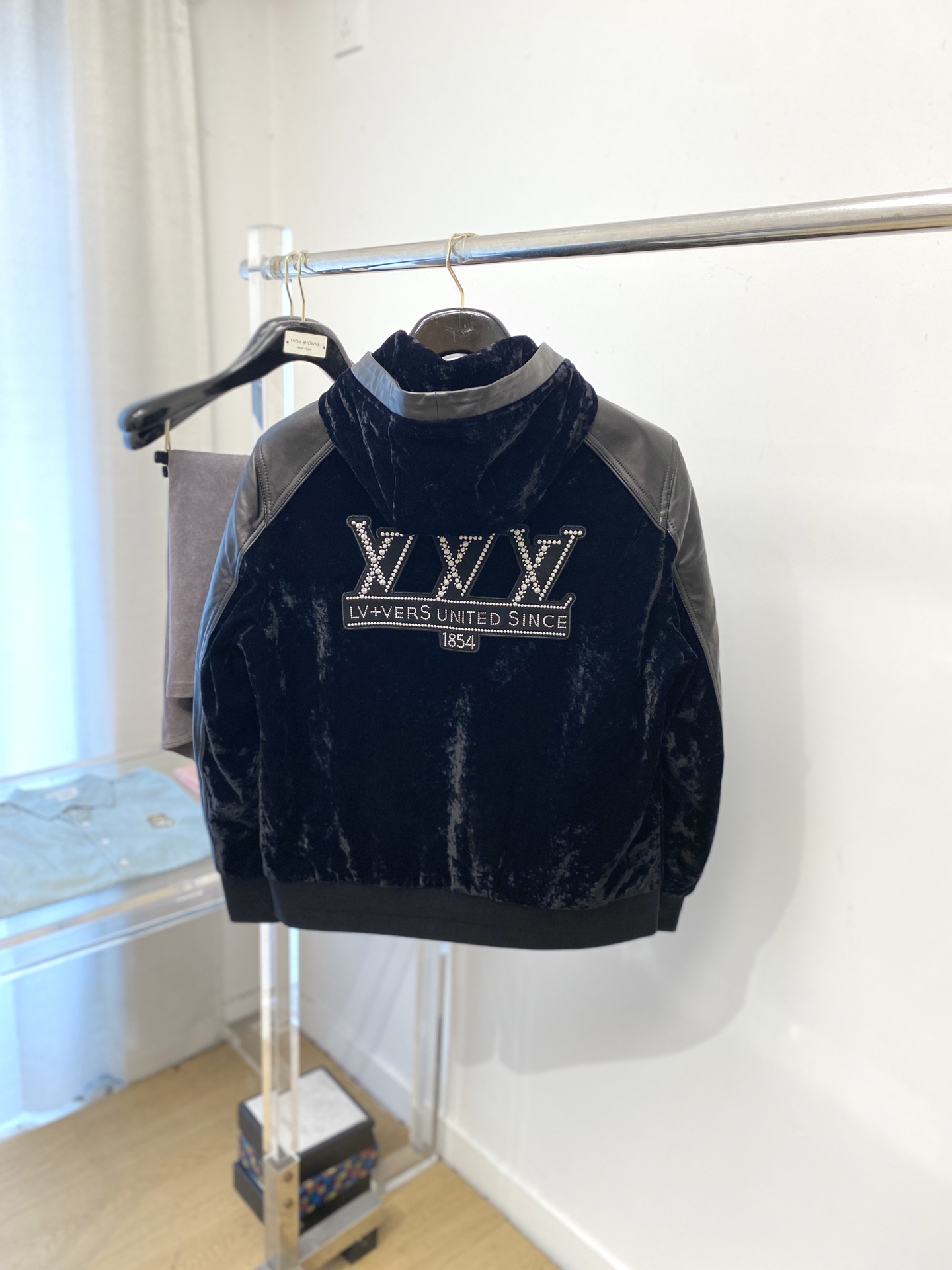 路易威登、 2025新品PU皮拼接夹克外套，时尚帅气，简约百搭款，胸前刺绣装饰字母logo，定制原版面料