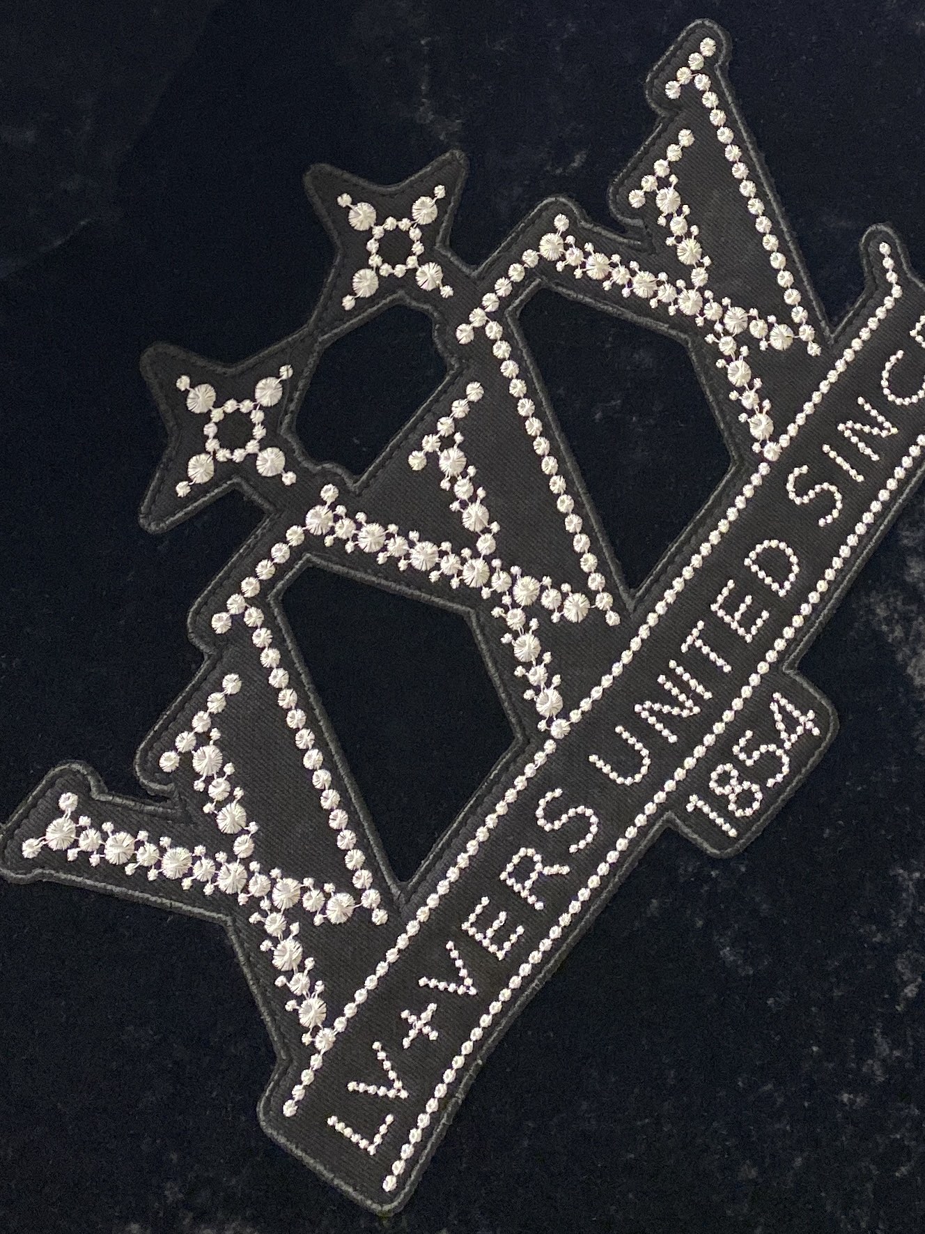 路易威登、 2025新品PU皮拼接夹克外套，时尚帅气，简约百搭款，胸前刺绣装饰字母logo，定制原版面料