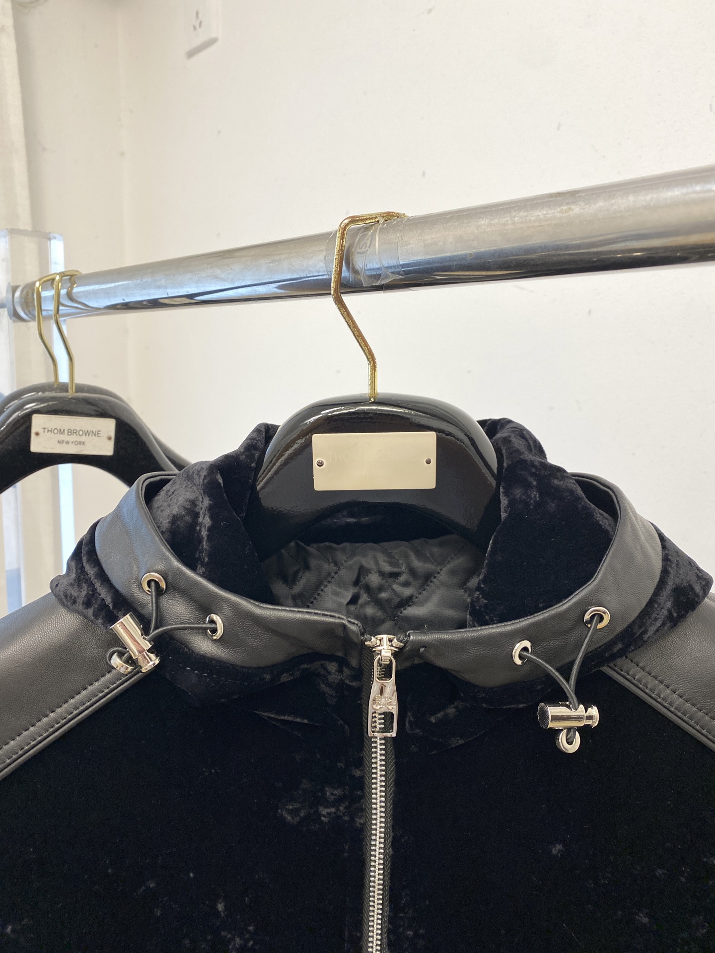 路易威登、 2025新品PU皮拼接夹克外套，时尚帅气，简约百搭款，胸前刺绣装饰字母logo，定制原版面料