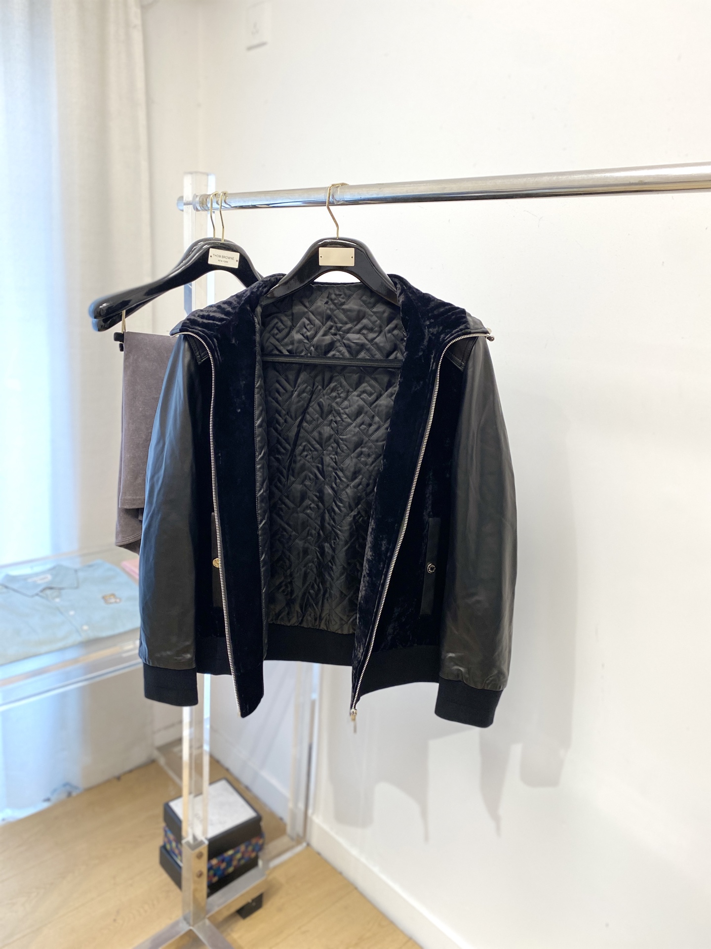 路易威登、 2025新品PU皮拼接夹克外套，时尚帅气，简约百搭款，胸前刺绣装饰字母logo，定制原版面料