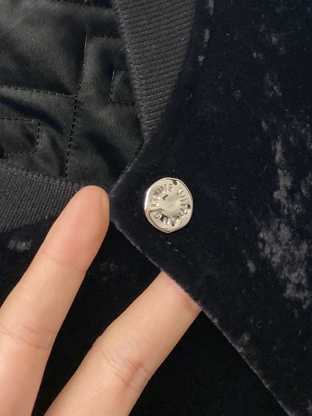 ￼ 路易威登、 2025新品PU皮拼接夹克外套，时尚帅气，简约百搭款，胸前刺绣装饰字母logo，定制原版