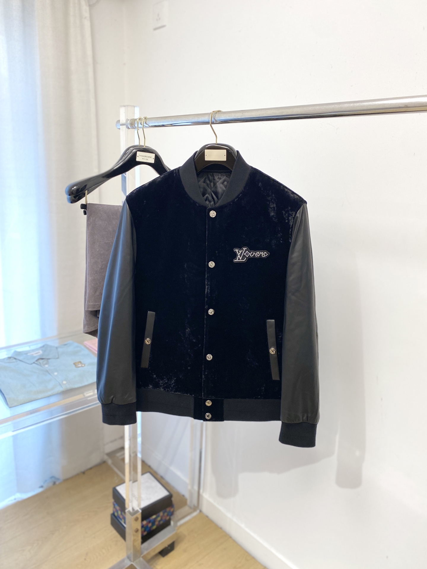 ￼ 路易威登、 2025新品PU皮拼接夹克外套，时尚帅气，简约百搭款，胸前刺绣装饰字母logo，定制原版