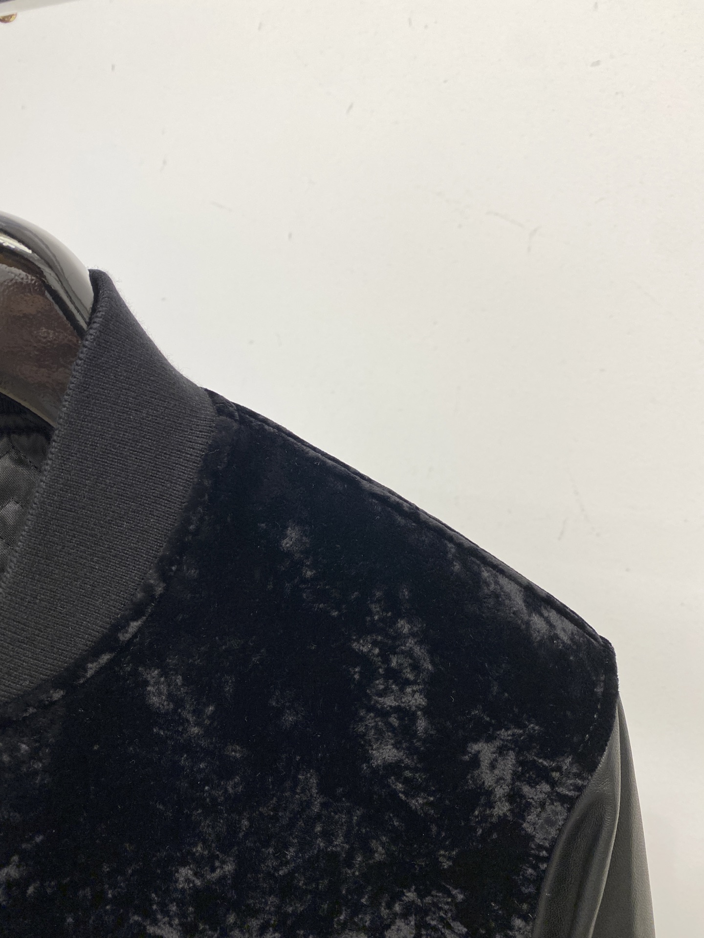 ￼ 路易威登、 2025新品PU皮拼接夹克外套，时尚帅气，简约百搭款，胸前刺绣装饰字母logo，定制原版