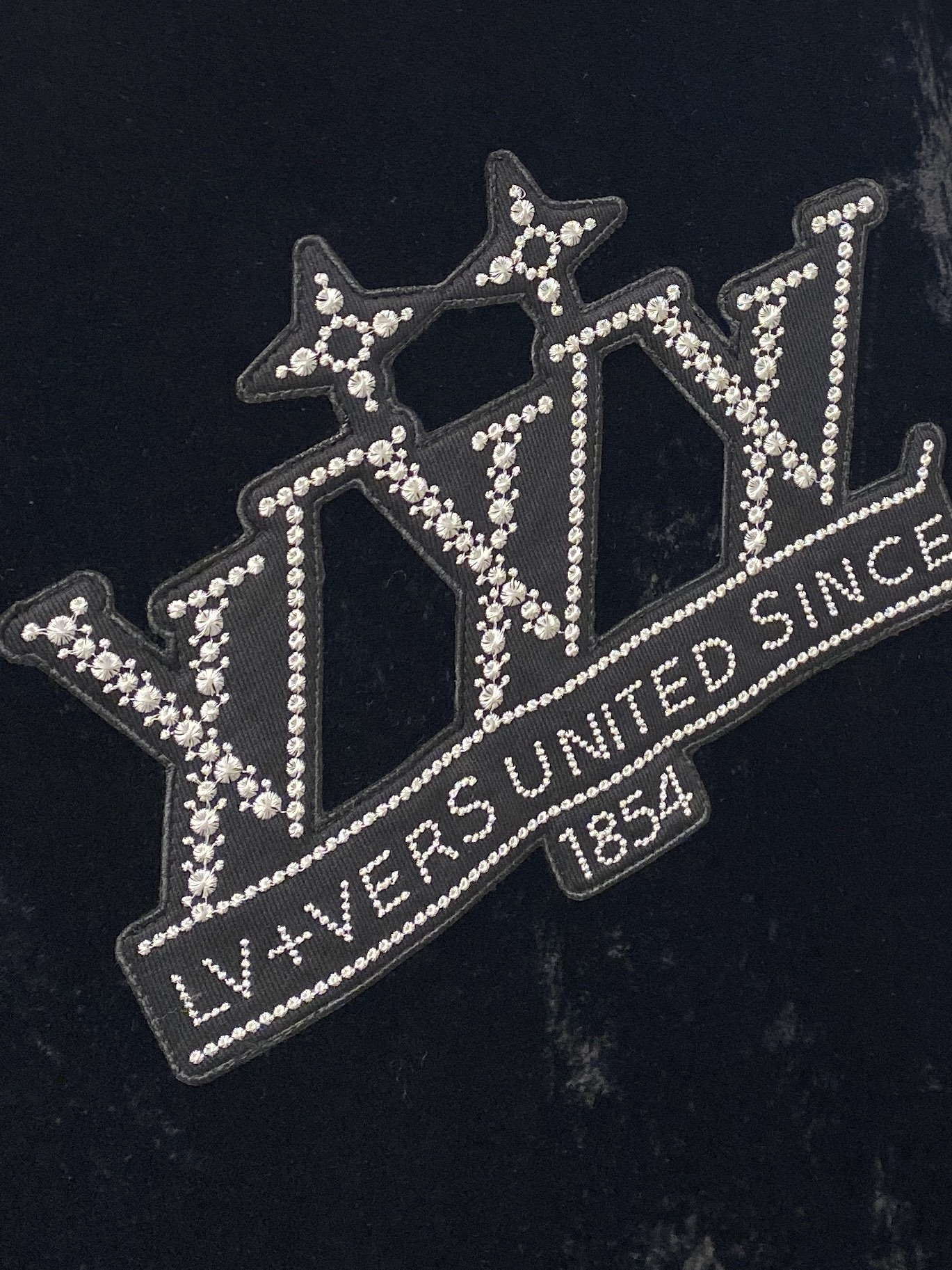 ￼ 路易威登、 2025新品PU皮拼接夹克外套，时尚帅气，简约百搭款，胸前刺绣装饰字母logo，定制原版