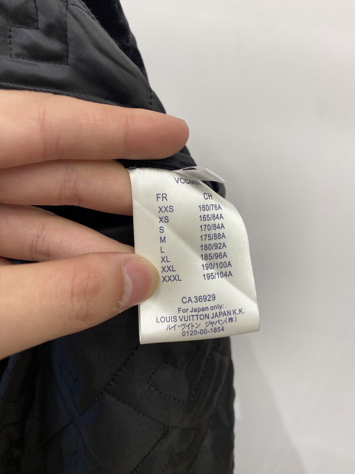 ￼ 路易威登、 2025新品PU皮拼接夹克外套，时尚帅气，简约百搭款，胸前刺绣装饰字母logo，定制原版