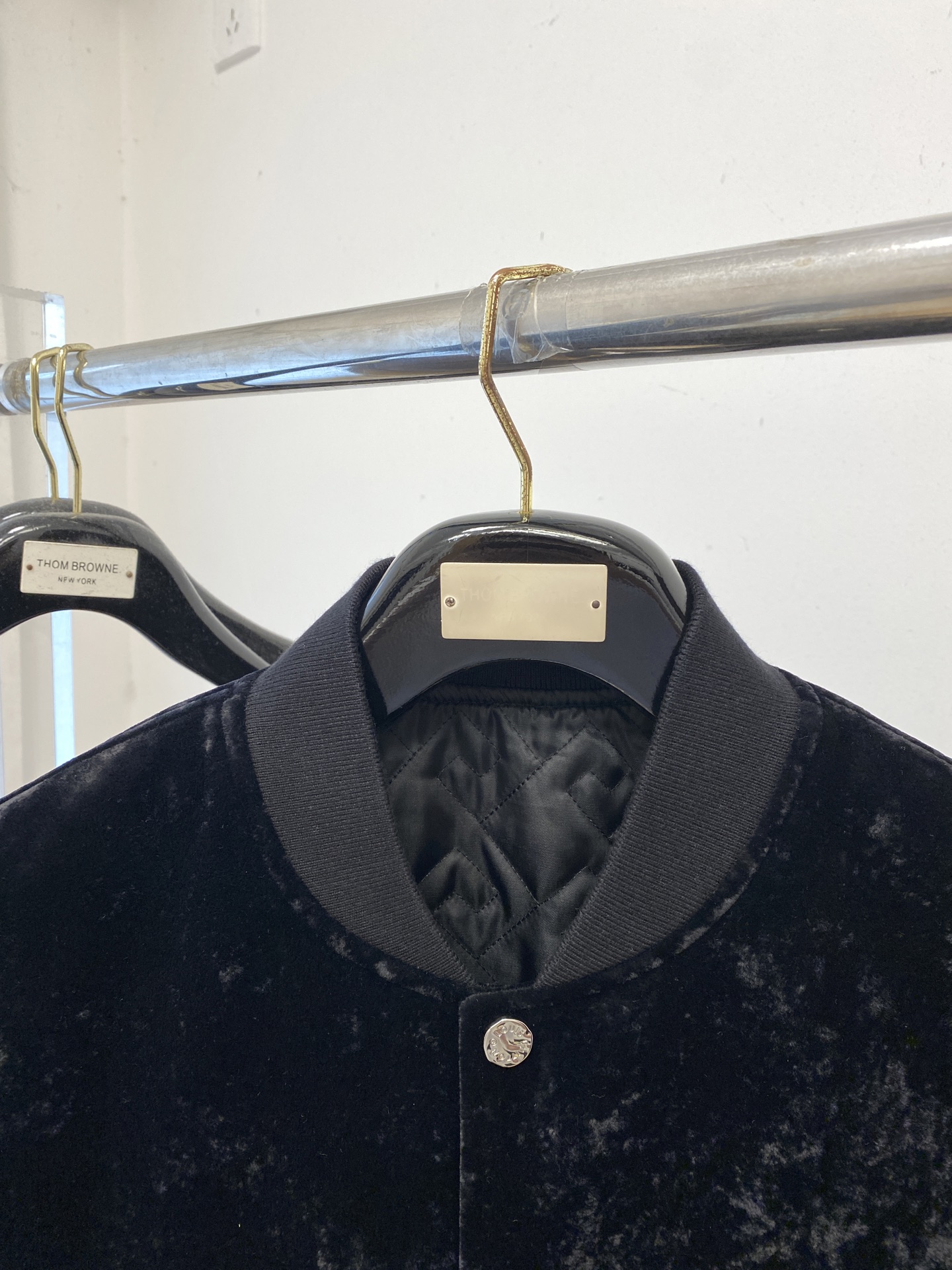 ￼ 路易威登、 2025新品PU皮拼接夹克外套，时尚帅气，简约百搭款，胸前刺绣装饰字母logo，定制原版