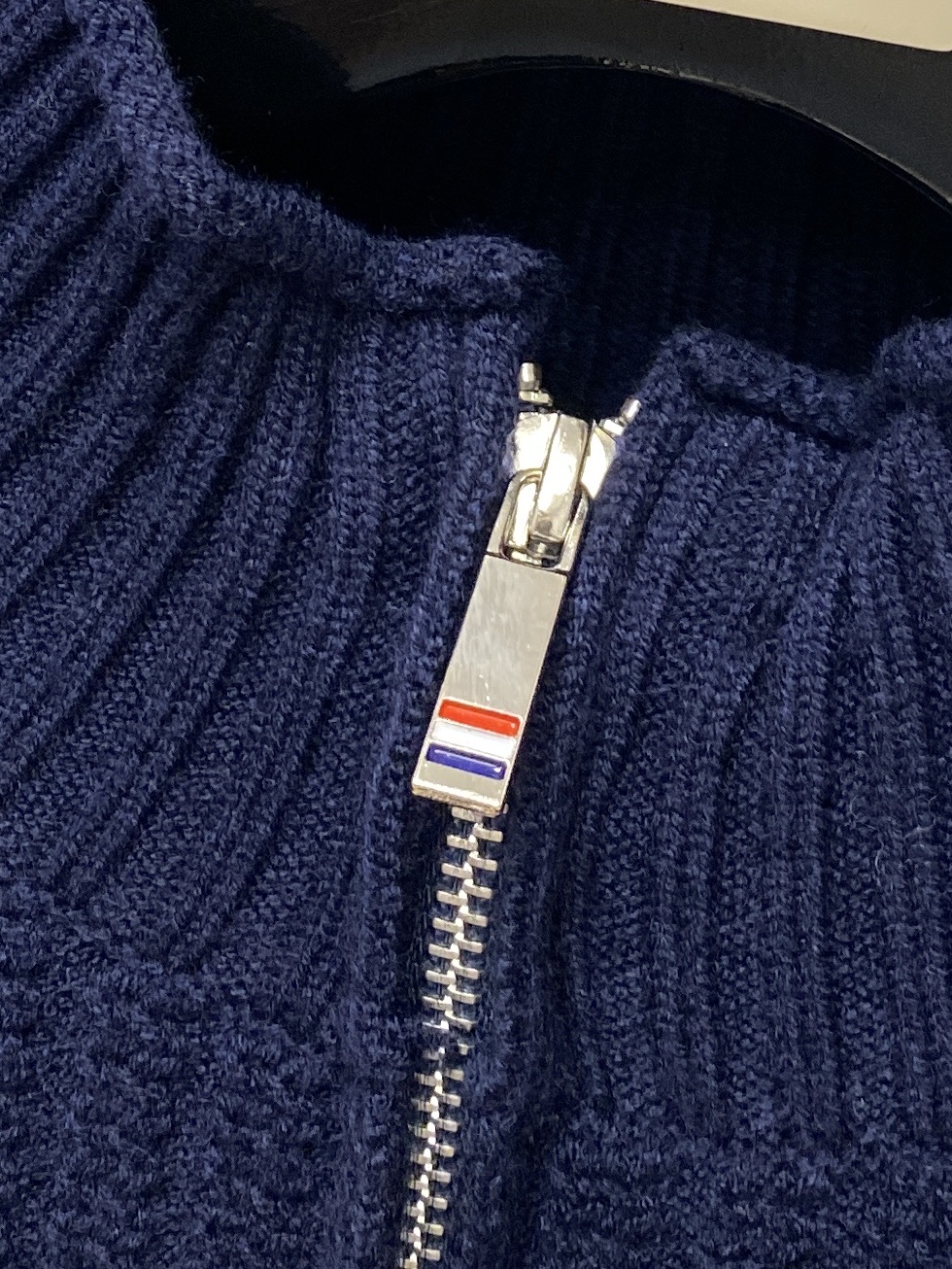 TB、2025新品羊毛衣 具有手感细腻柔软，可直接与肌肤接触，让暖心的纱线变化出细腻的质感，顶级工艺极具