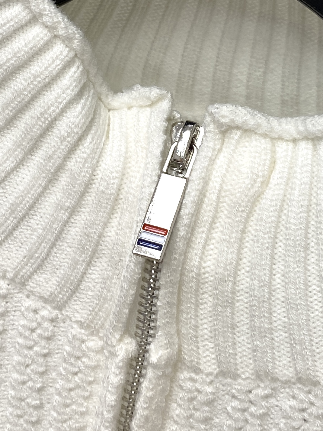 TB、2025新品羊毛衣 具有手感细腻柔软，可直接与肌肤接触，让暖心的纱线变化出细腻的质感，顶级工艺极具