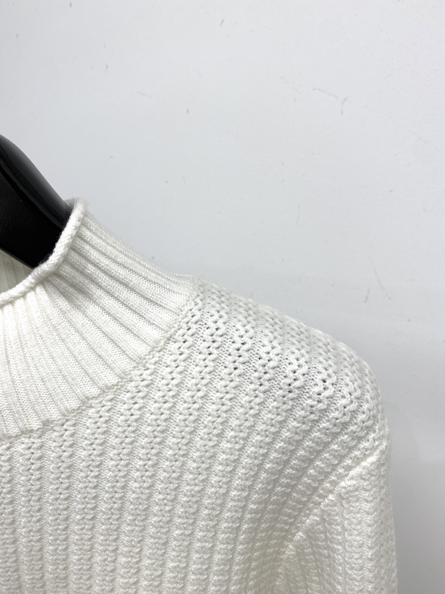 TB、2025新品羊毛衣 具有手感细腻柔软，可直接与肌肤接触，让暖心的纱线变化出细腻的质感，顶级工艺极具