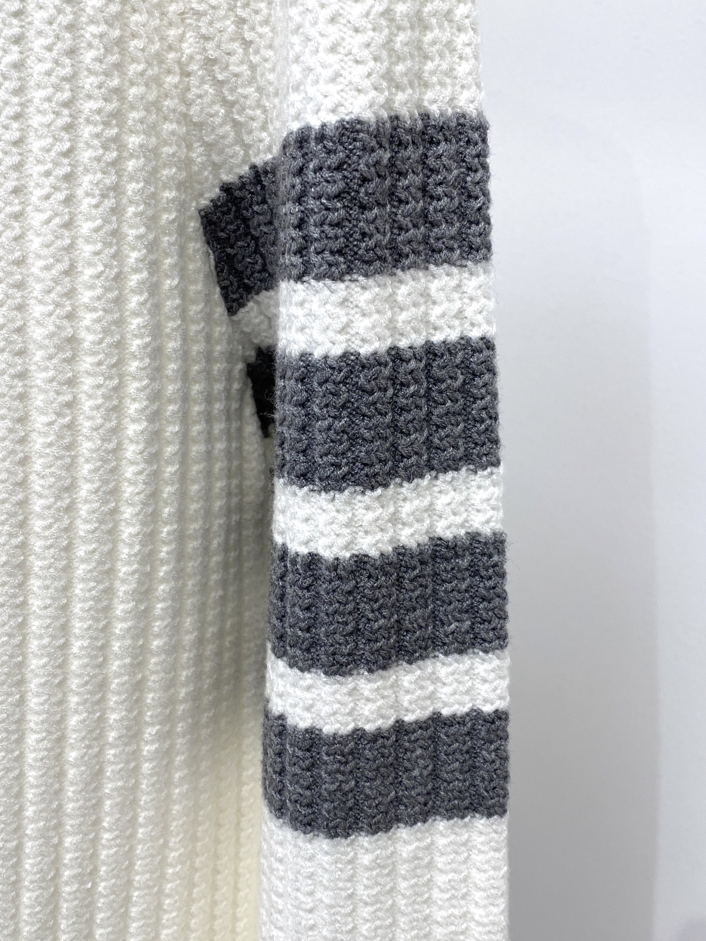 TB、2025新品羊毛衣 具有手感细腻柔软，可直接与肌肤接触，让暖心的纱线变化出细腻的质感，顶级工艺极具