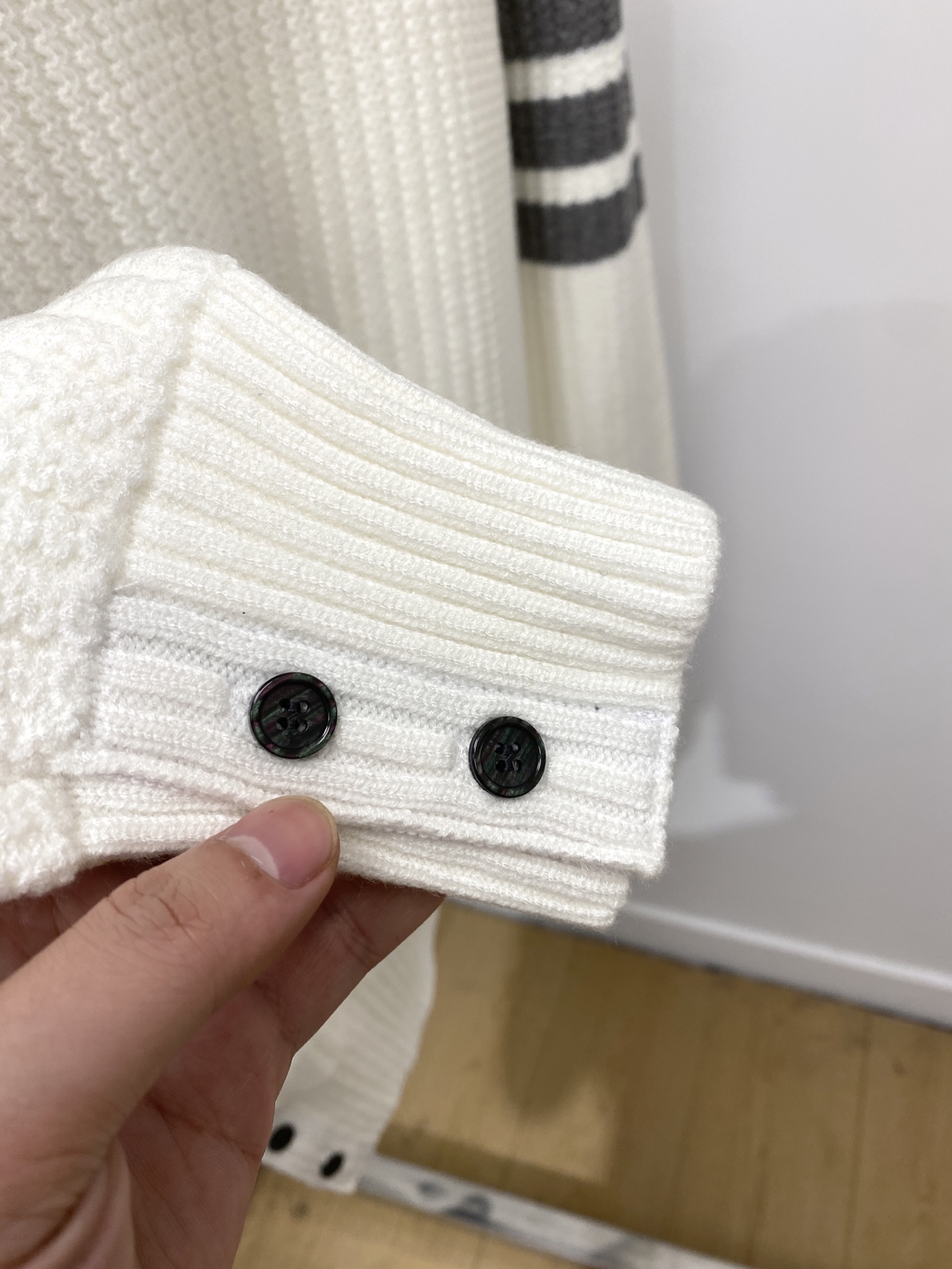 TB、2025新品羊毛衣 具有手感细腻柔软，可直接与肌肤接触，让暖心的纱线变化出细腻的质感，顶级工艺极具