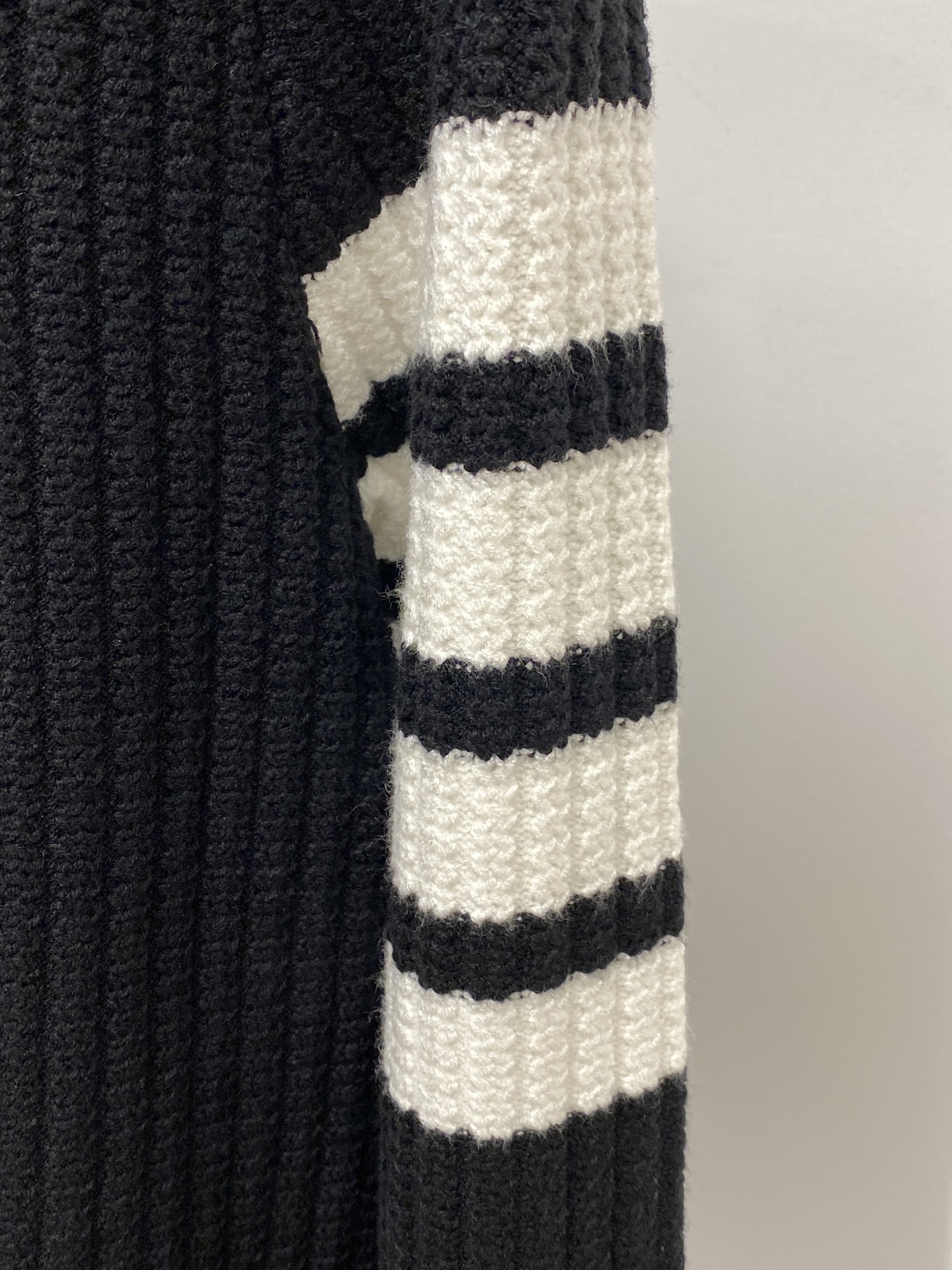 TB、2025新品羊毛衣 具有手感细腻柔软，可直接与肌肤接触，让暖心的纱线变化出细腻的质感，顶级工艺极具