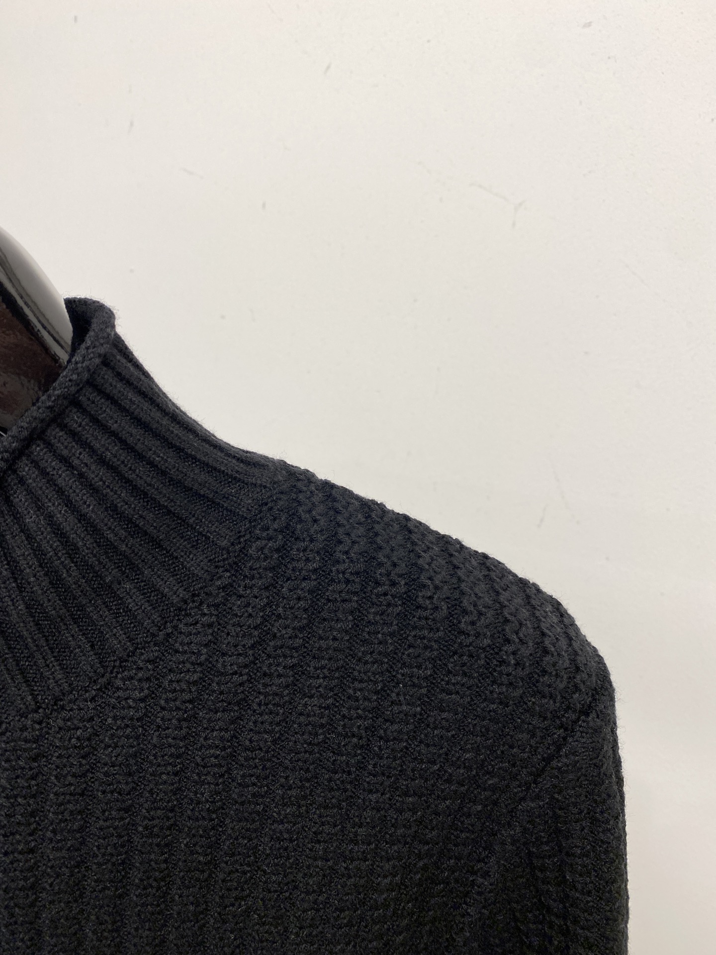 TB、2025新品羊毛衣 具有手感细腻柔软，可直接与肌肤接触，让暖心的纱线变化出细腻的质感，顶级工艺极具