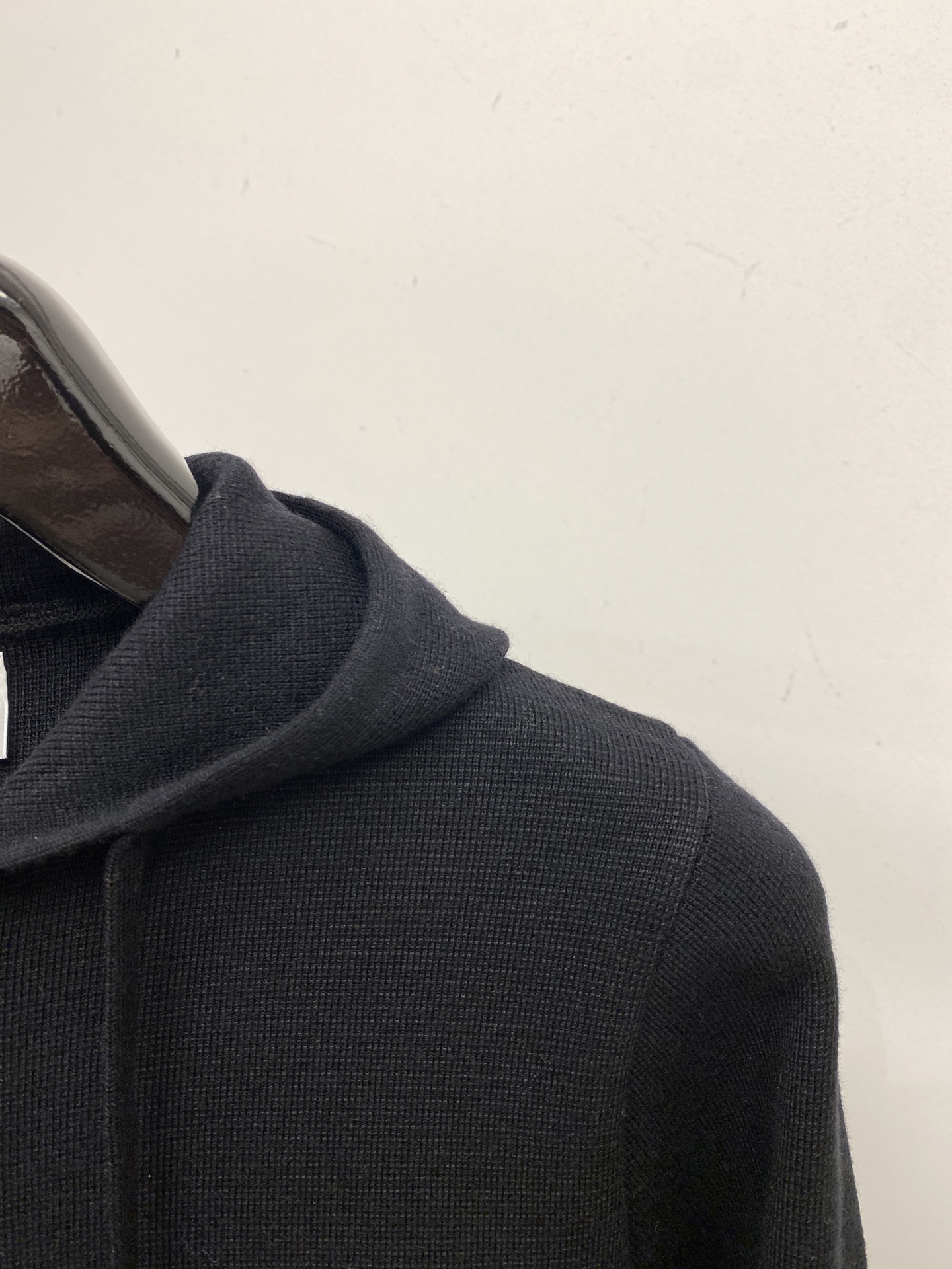 TB、2025新品羊毛外套 具有手感细腻柔软，可直接与肌肤接触，让暖心的纱线变化出细腻的质感，顶级工艺极