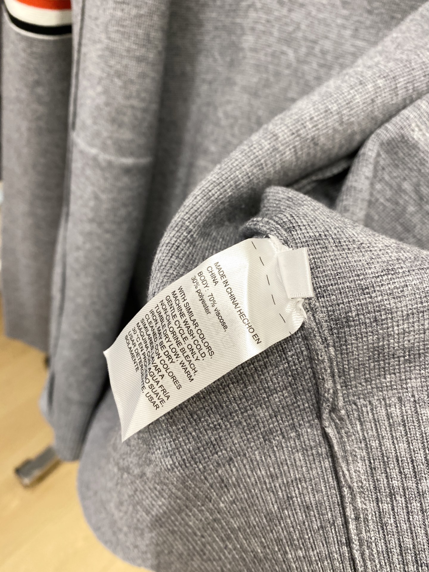 TB、2025新品羊毛外套 具有手感细腻柔软，可直接与肌肤接触，让暖心的纱线变化出细腻的质感，顶级工艺极