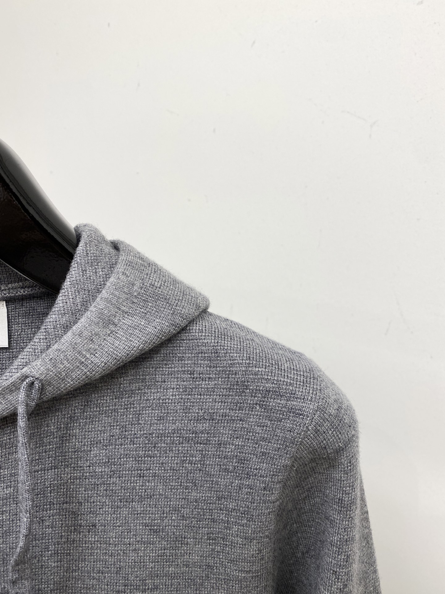 TB、2025新品羊毛外套 具有手感细腻柔软，可直接与肌肤接触，让暖心的纱线变化出细腻的质感，顶级工艺极