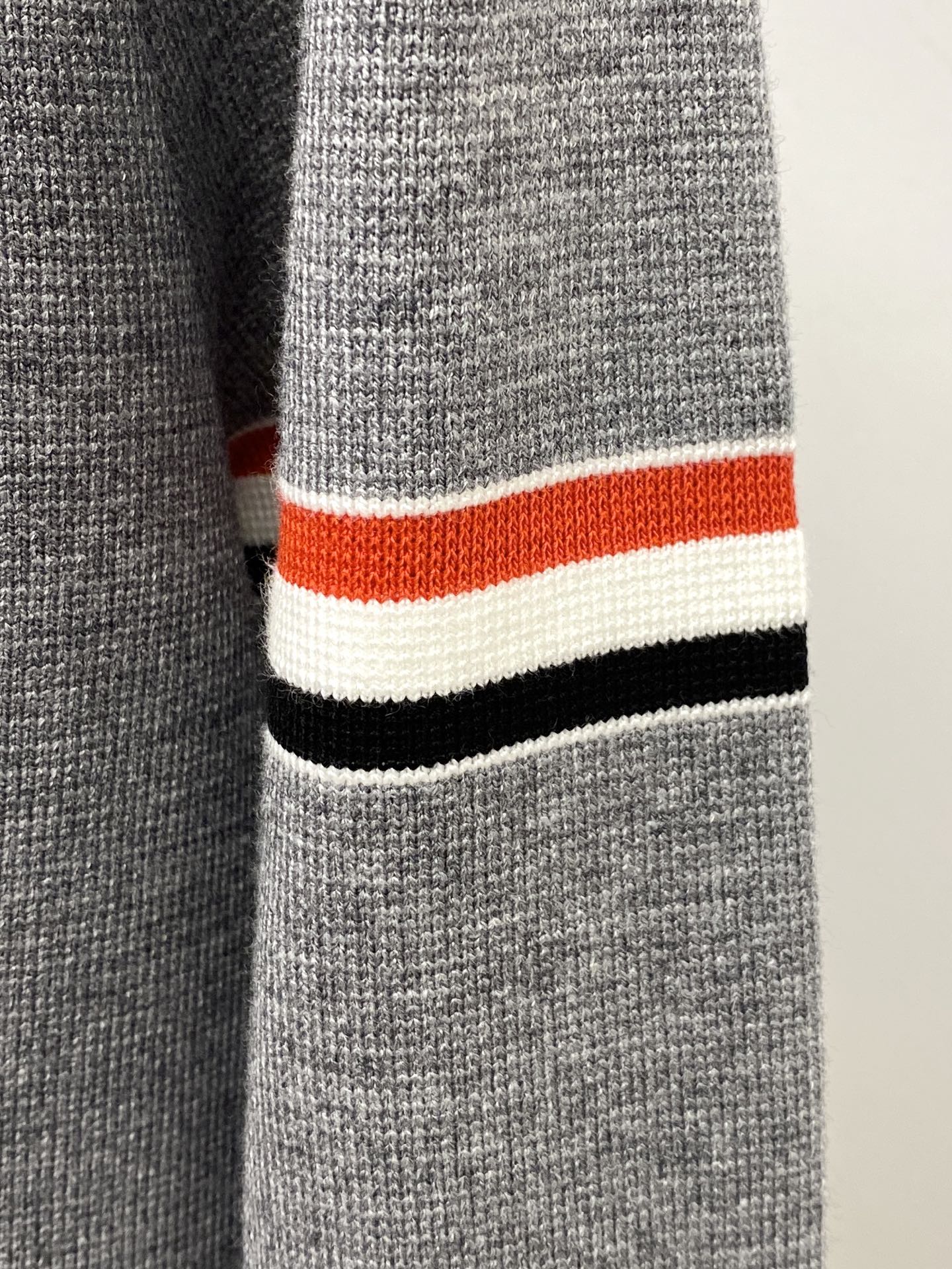 TB、2025新品羊毛外套 具有手感细腻柔软，可直接与肌肤接触，让暖心的纱线变化出细腻的质感，顶级工艺极