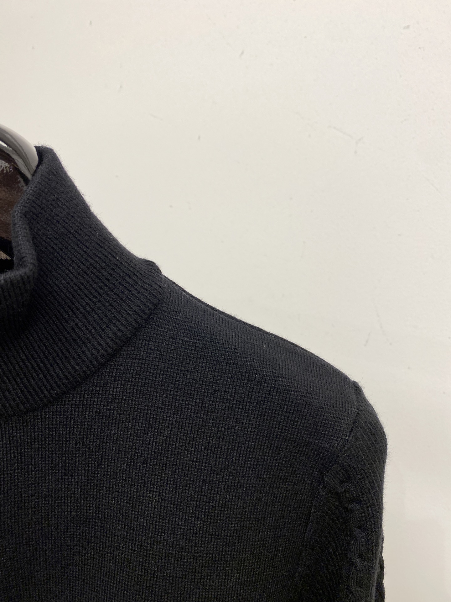 蒙口、2025新品羊毛衣 具有手感细腻柔软，可直接与肌肤接触，让暖心的纱线变化出细腻的质感，顶级工艺极具