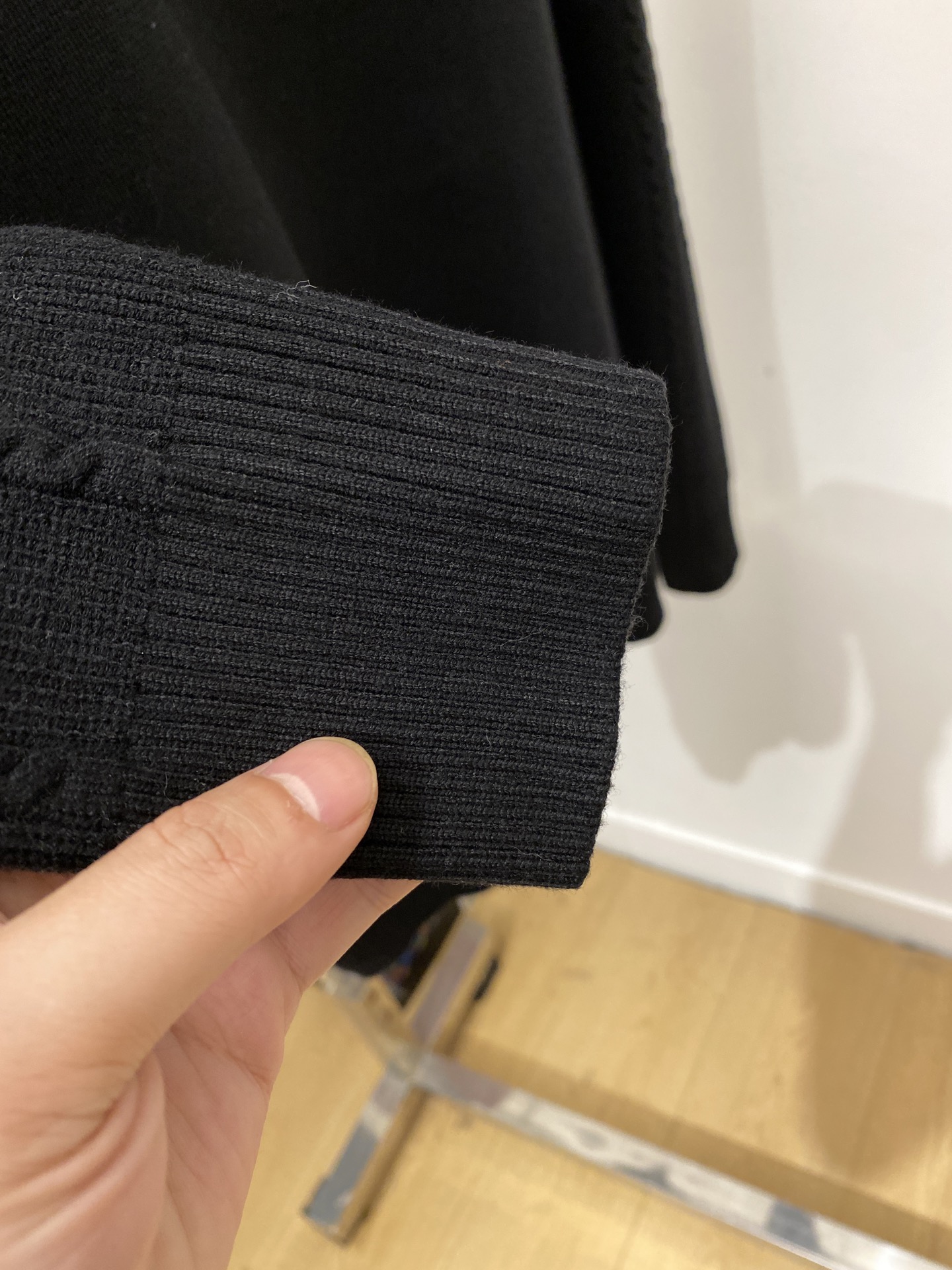 蒙口、2025新品羊毛衣 具有手感细腻柔软，可直接与肌肤接触，让暖心的纱线变化出细腻的质感，顶级工艺极具