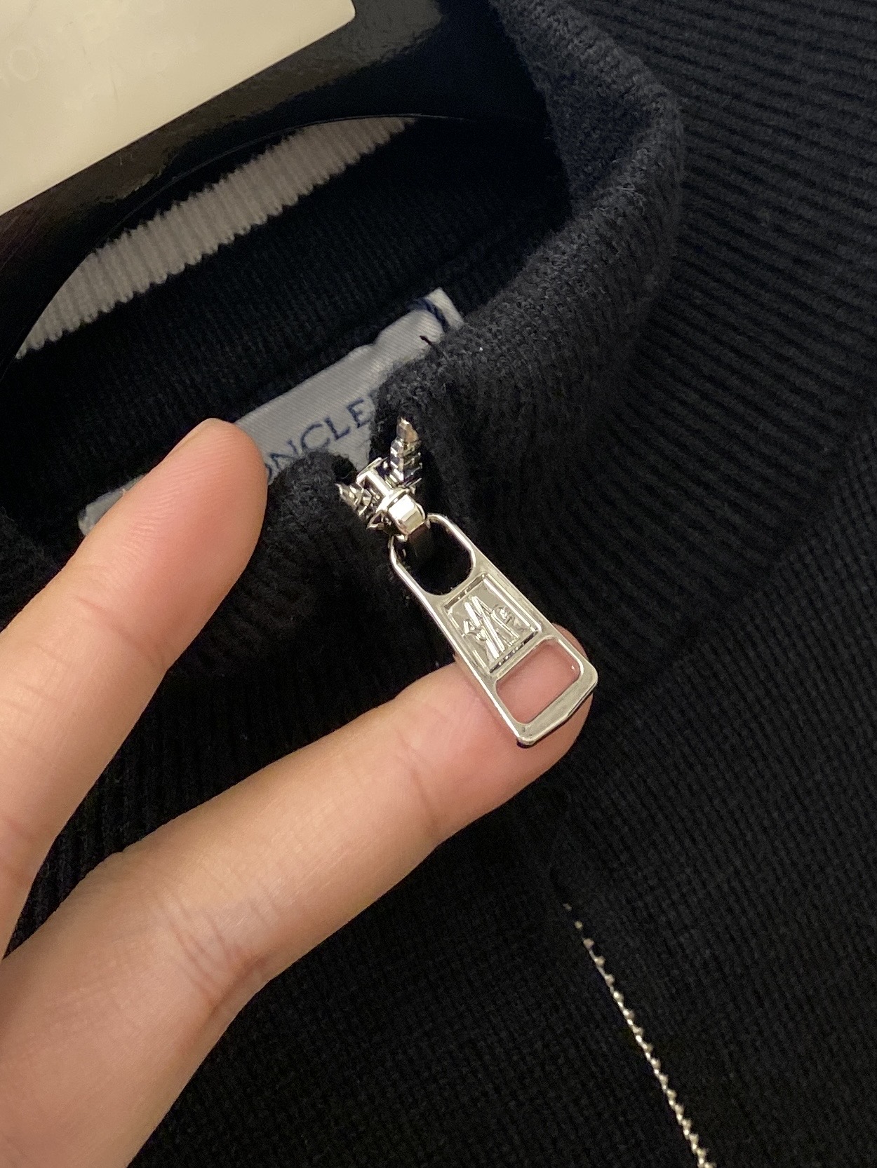 蒙口、2025新品羊毛衣 具有手感细腻柔软，可直接与肌肤接触，让暖心的纱线变化出细腻的质感，顶级工艺极具