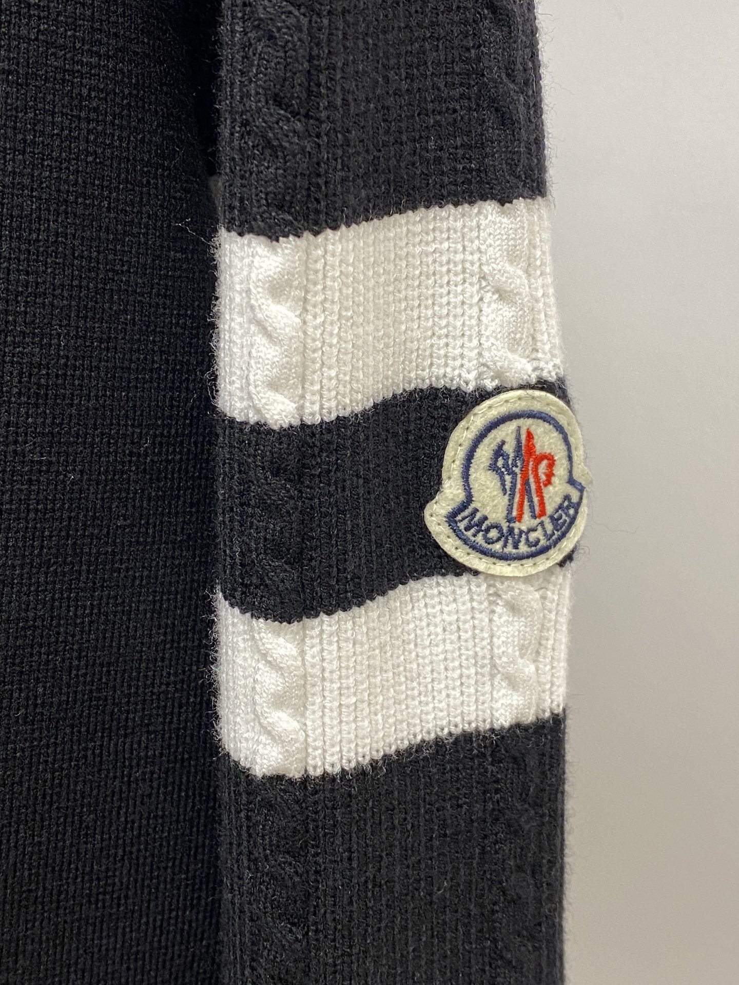 蒙口、2025新品羊毛衣 具有手感细腻柔软，可直接与肌肤接触，让暖心的纱线变化出细腻的质感，顶级工艺极具