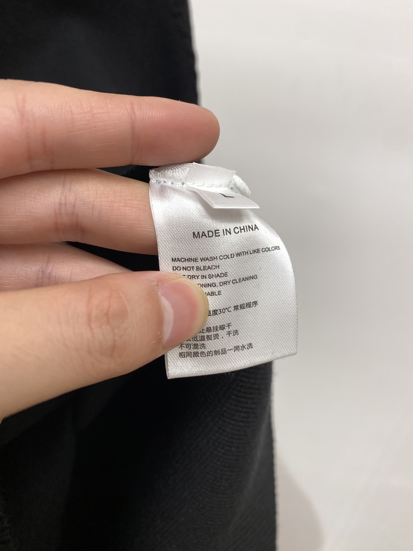 蒙口、2025新品羊毛衣 具有手感细腻柔软，可直接与肌肤接触，让暖心的纱线变化出细腻的质感，顶级工艺极具