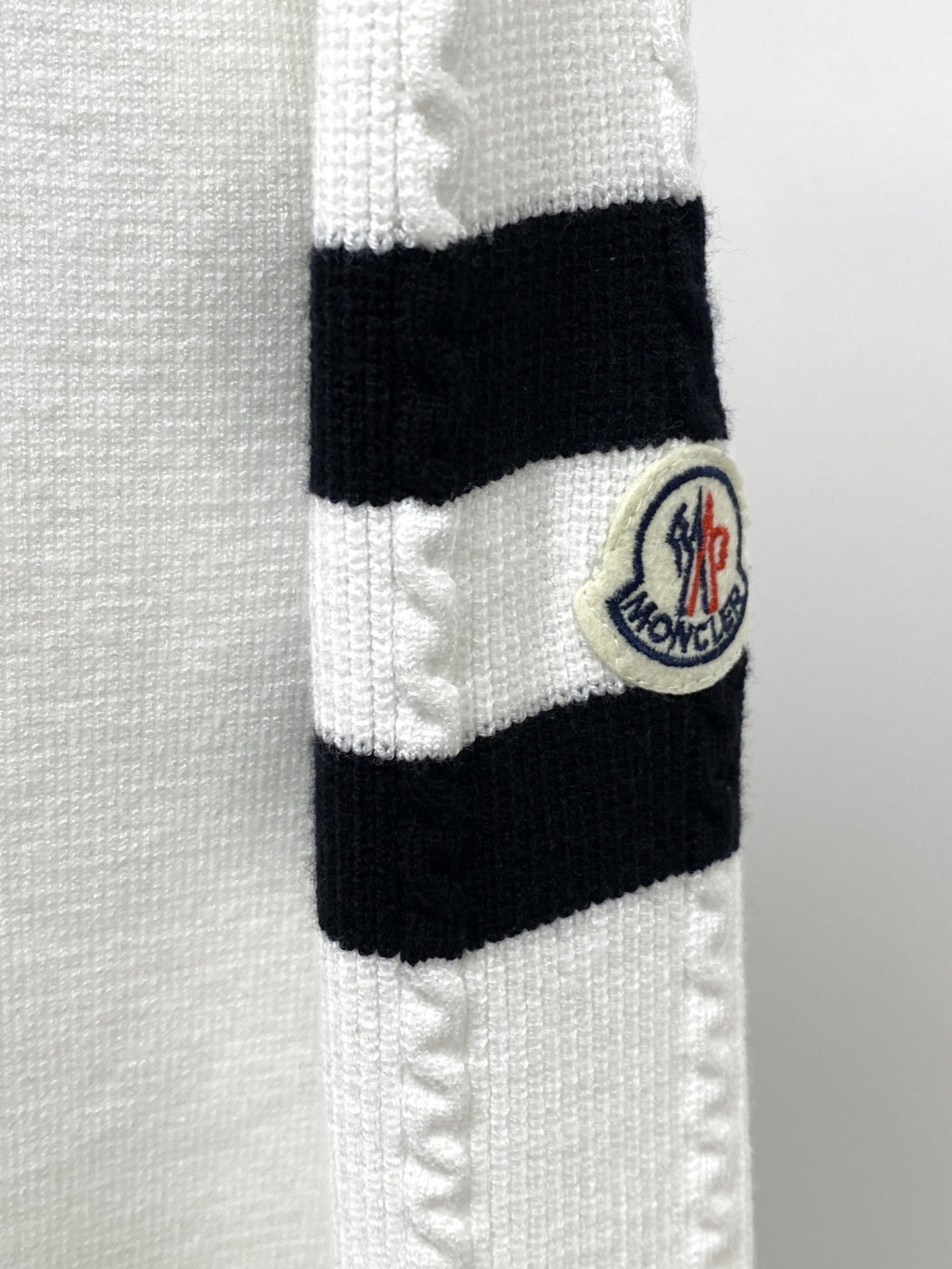 蒙口、2025新品羊毛衣 具有手感细腻柔软，可直接与肌肤接触，让暖心的纱线变化出细腻的质感，顶级工艺极具