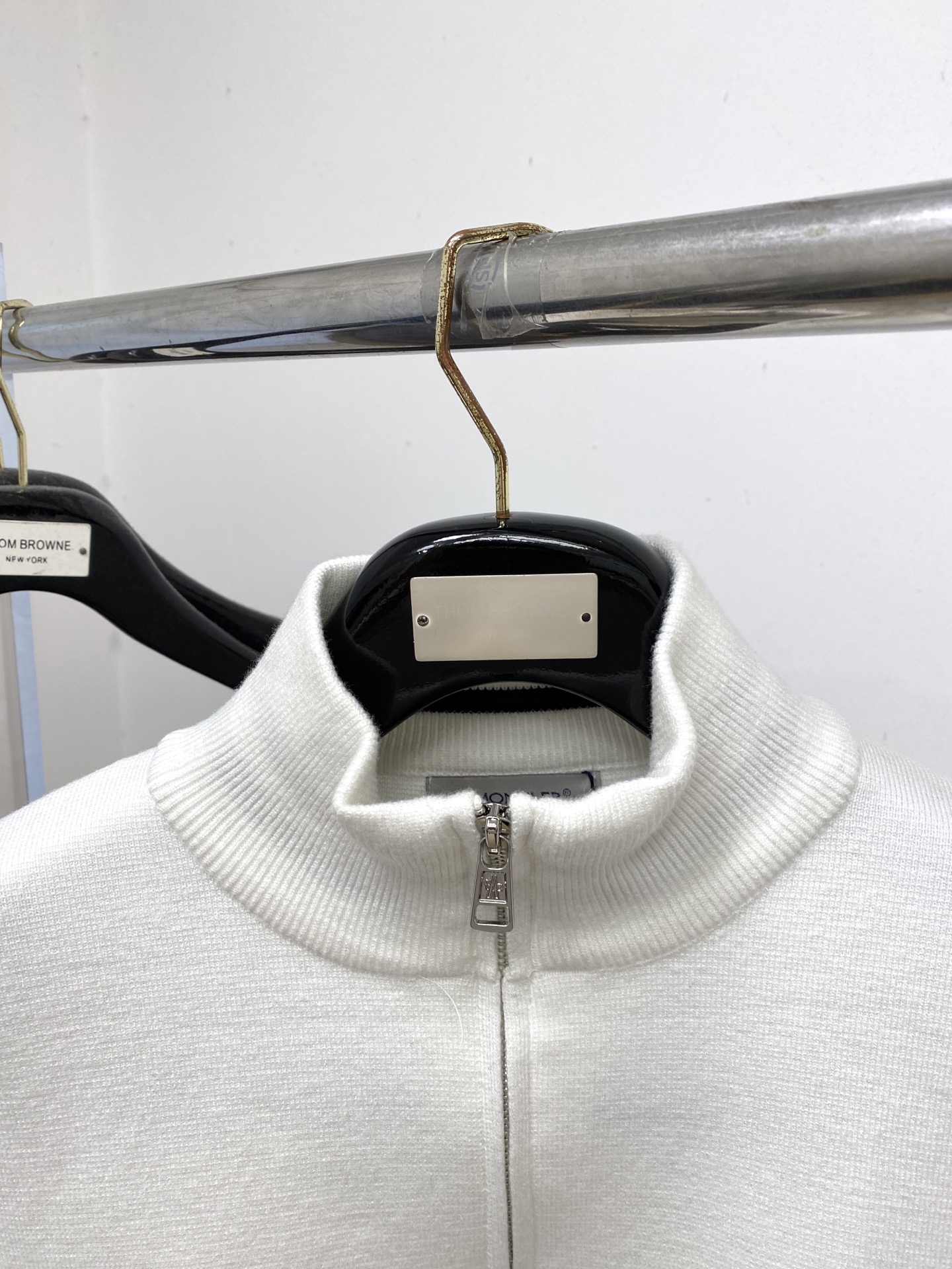 蒙口、2025新品羊毛衣 具有手感细腻柔软，可直接与肌肤接触，让暖心的纱线变化出细腻的质感，顶级工艺极具