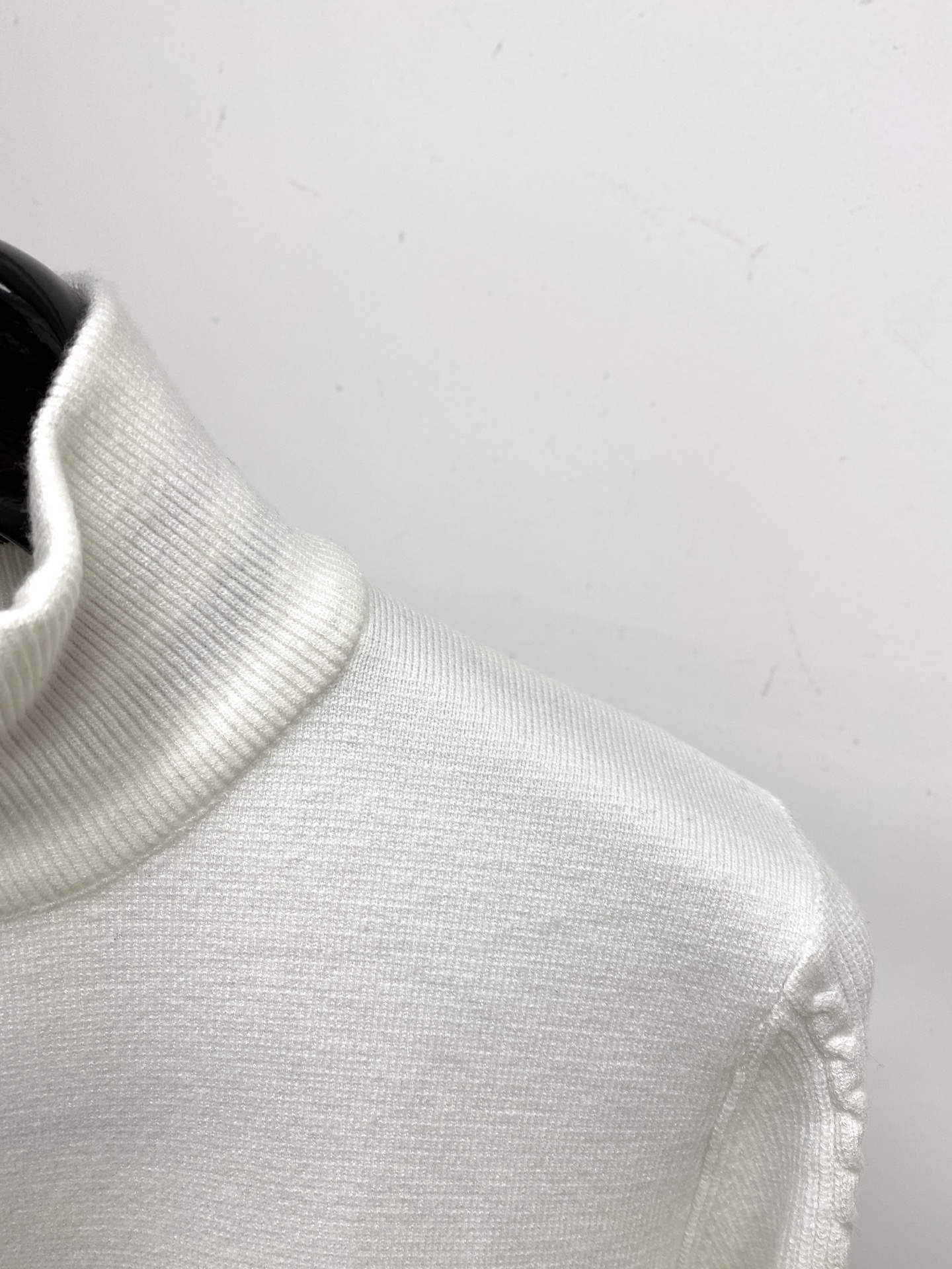 蒙口、2025新品羊毛衣 具有手感细腻柔软，可直接与肌肤接触，让暖心的纱线变化出细腻的质感，顶级工艺极具