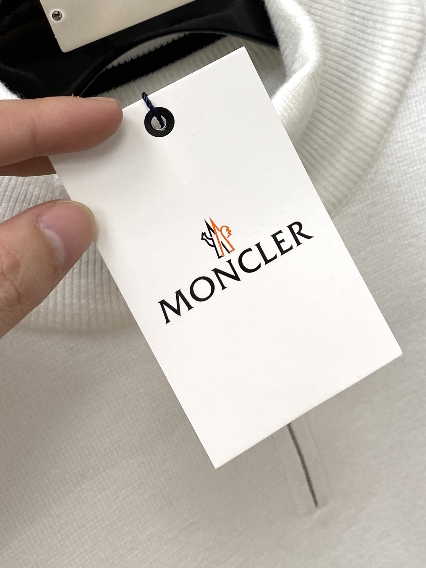 蒙口、2025新品羊毛衣 具有手感细腻柔软，可直接与肌肤接触，让暖心的纱线变化出细腻的质感，顶级工艺极具