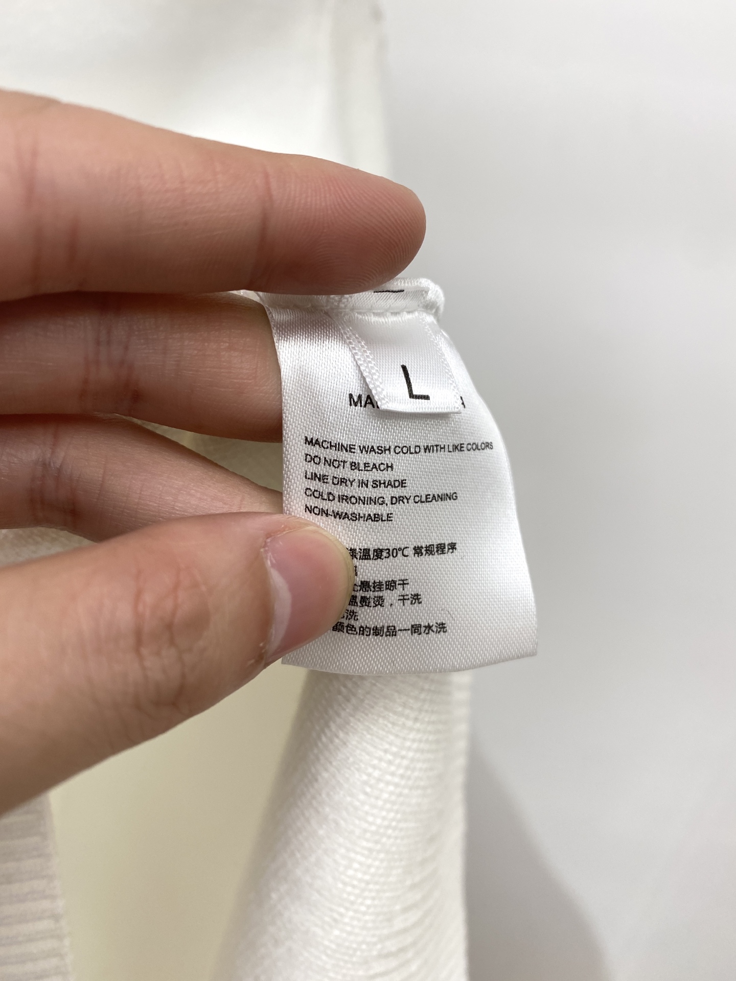 蒙口、2025新品羊毛衣 具有手感细腻柔软，可直接与肌肤接触，让暖心的纱线变化出细腻的质感，顶级工艺极具