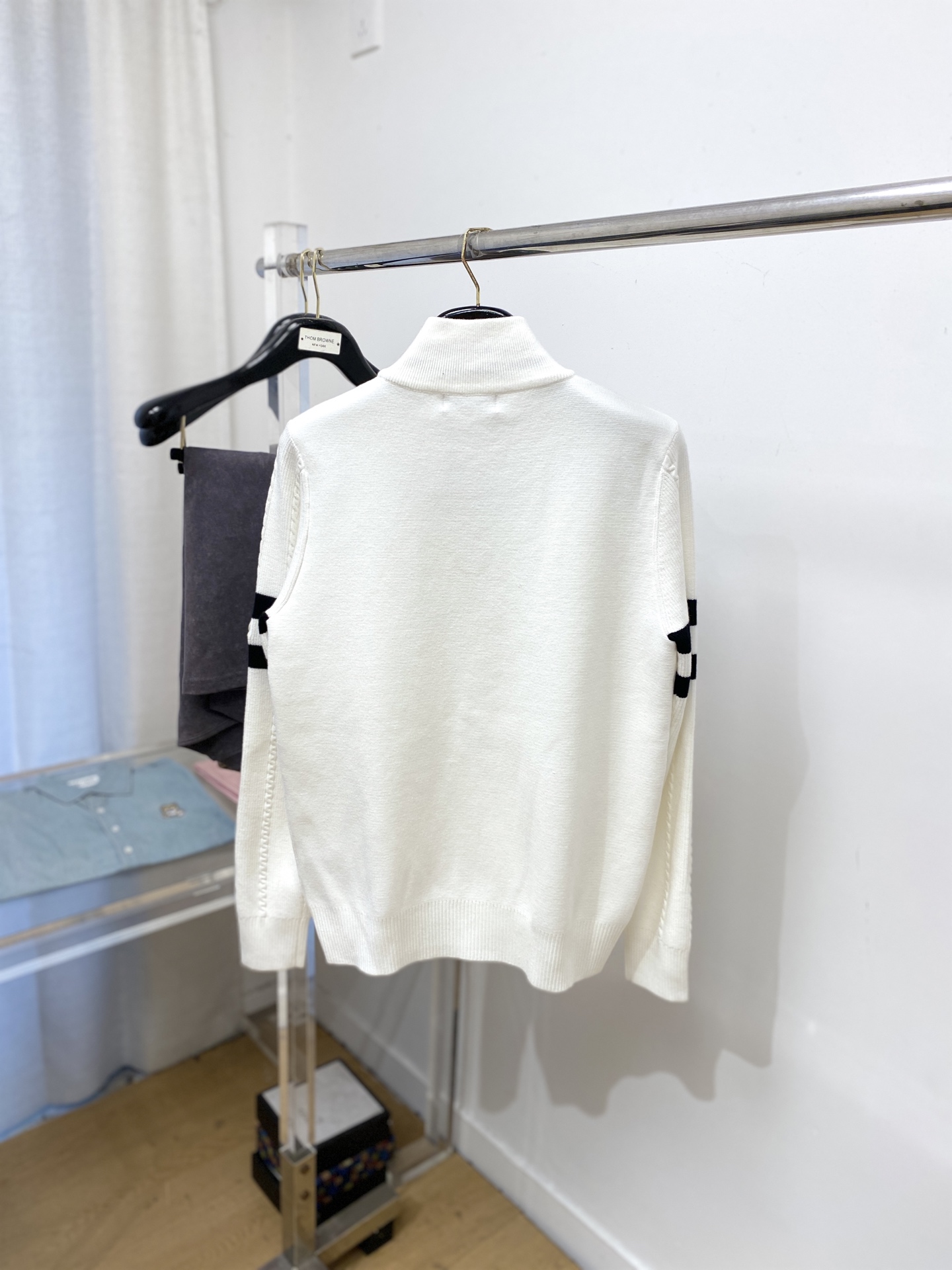 蒙口、2025新品羊毛衣 具有手感细腻柔软，可直接与肌肤接触，让暖心的纱线变化出细腻的质感，顶级工艺极具